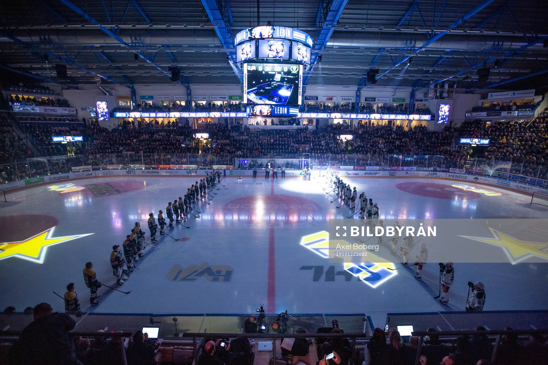 HV71 och Färjestad står uppställda