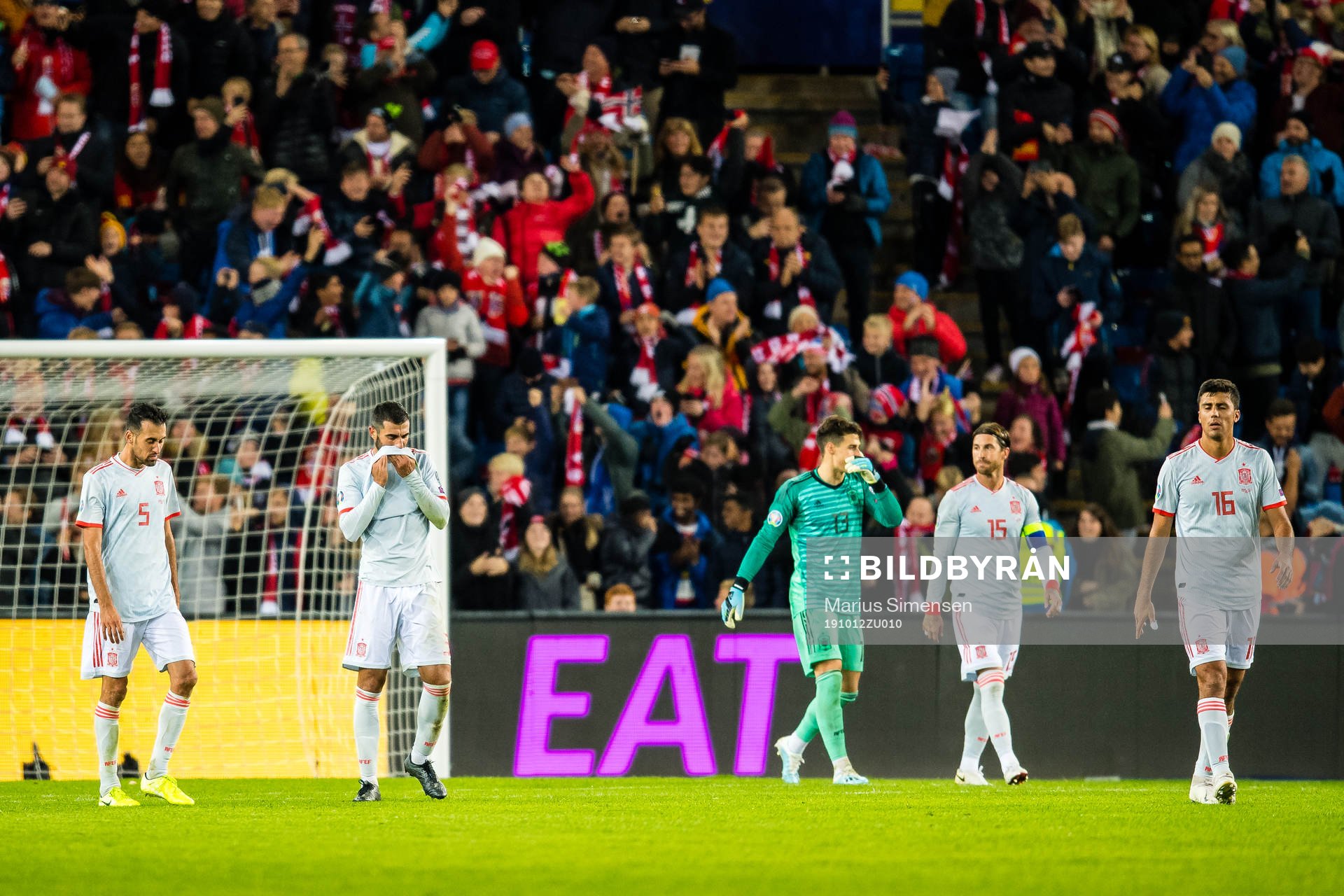 Sergio Busquets, Raul Albiol, goalkeeper Kepa Arrizabalaga, Sergio Ramos and Rodri of Spain looks dejected after the 1-1 goal during the UEFA Euro Qualifier football match between Norway and Spain on October 12, 2019 in Oslo.