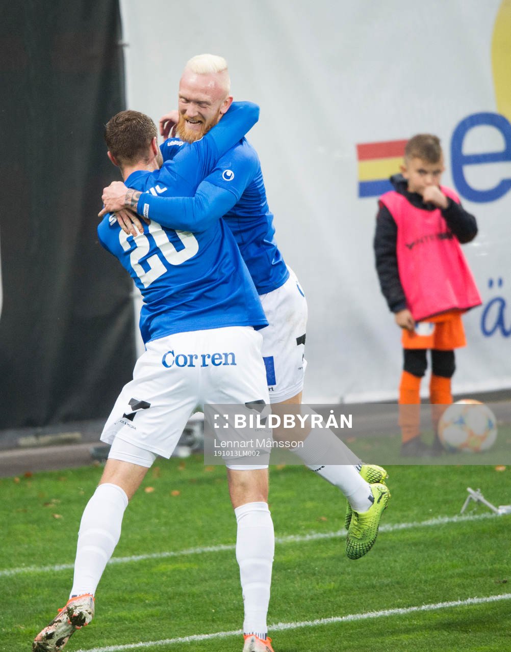 Åtvidabergs Jesper Beurling har gjort 0-1 och grattas av