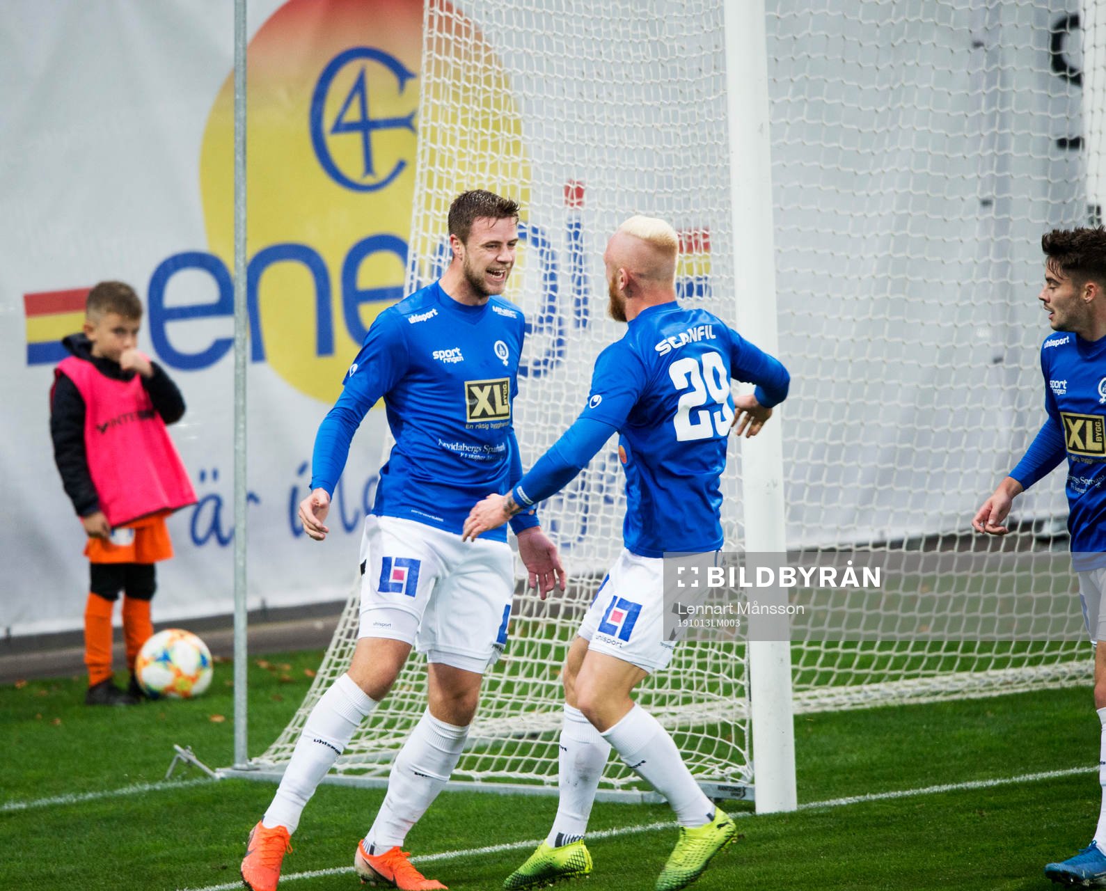 Åtvidabergs Jesper Beurling har gjort 0-1 och grattas av