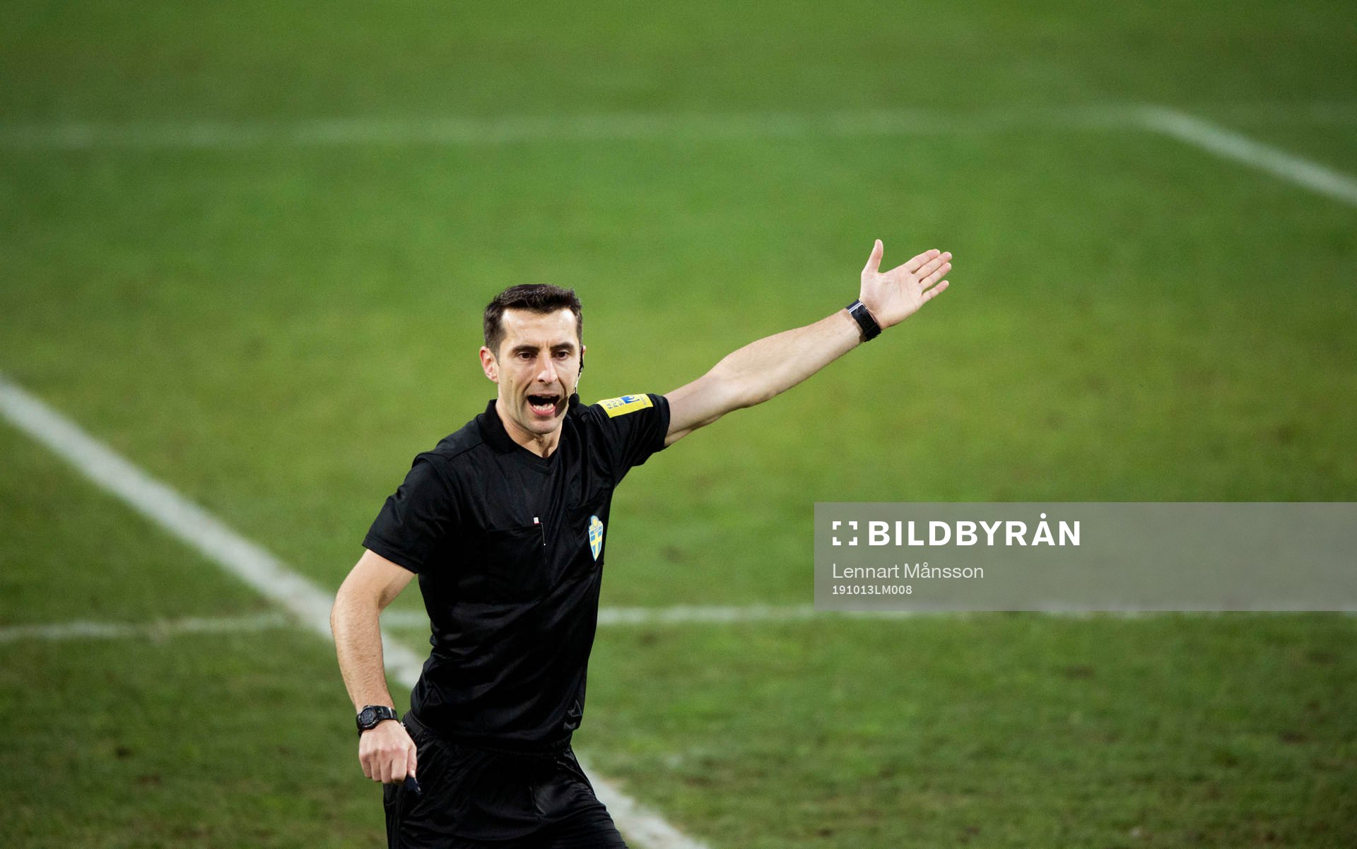Domaren Haris Memisevic i matchen i division 1 mellan
