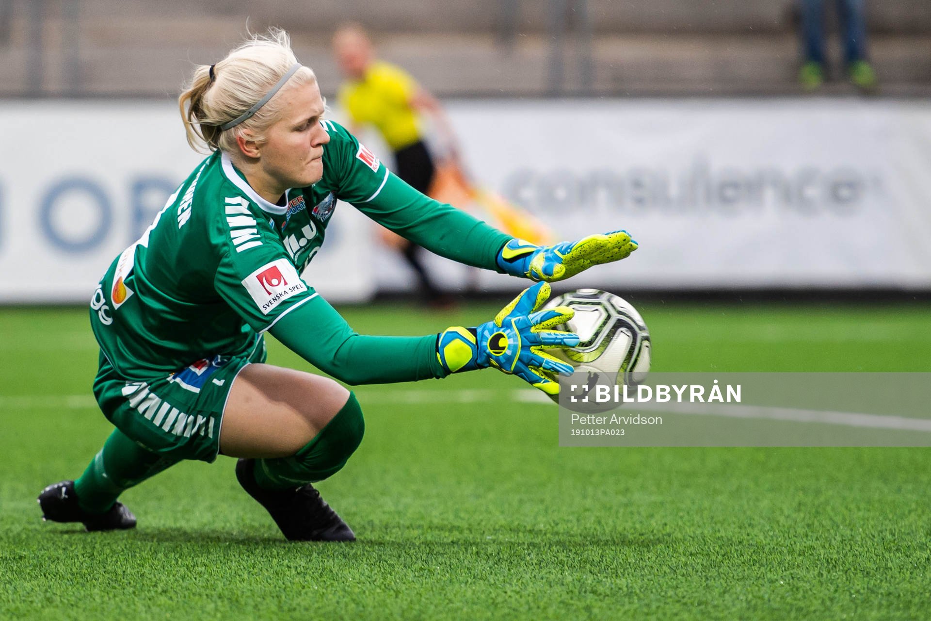 Linköpings målvakt Emma Holmgren med en räddning