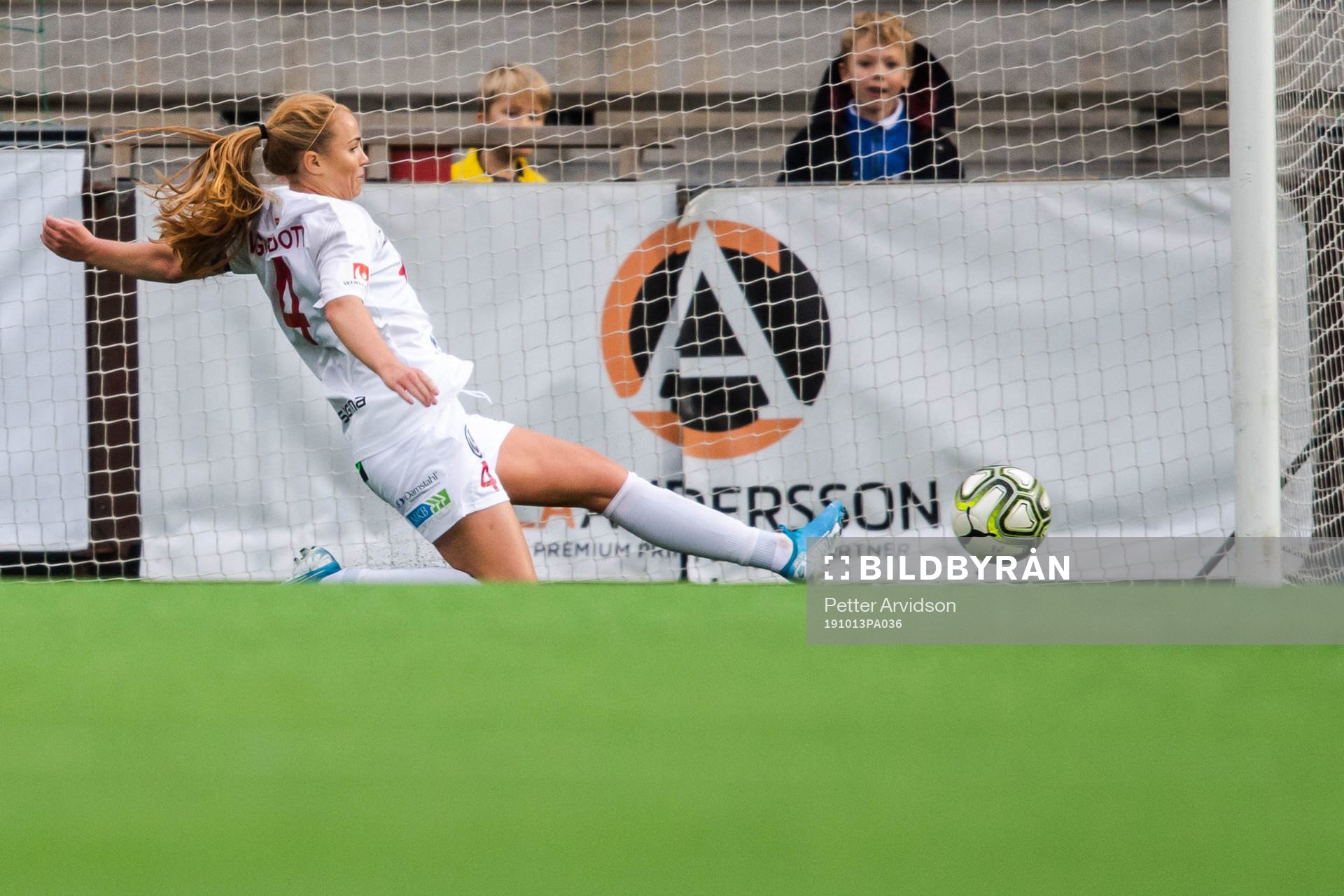Rosengårds Glodis Perla Viggosdottir räddar