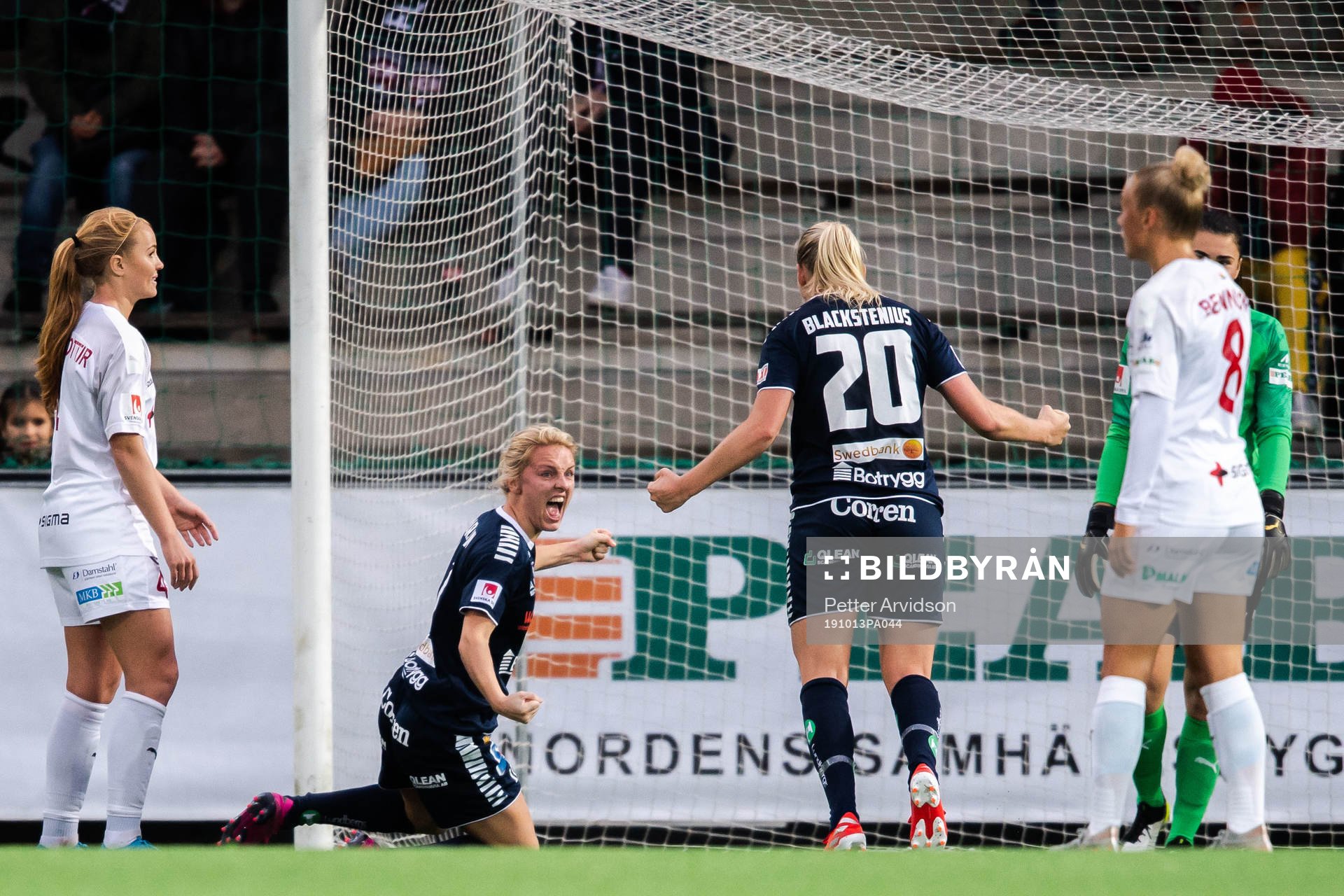 Linköpings Mimmi Larsson och Stina Blackstenius jublar efter 0-1 under fotbollsmatchen i Damallsvenskan mellan Rosengård och Linköping den 13 oktober 2019 i Malmö.