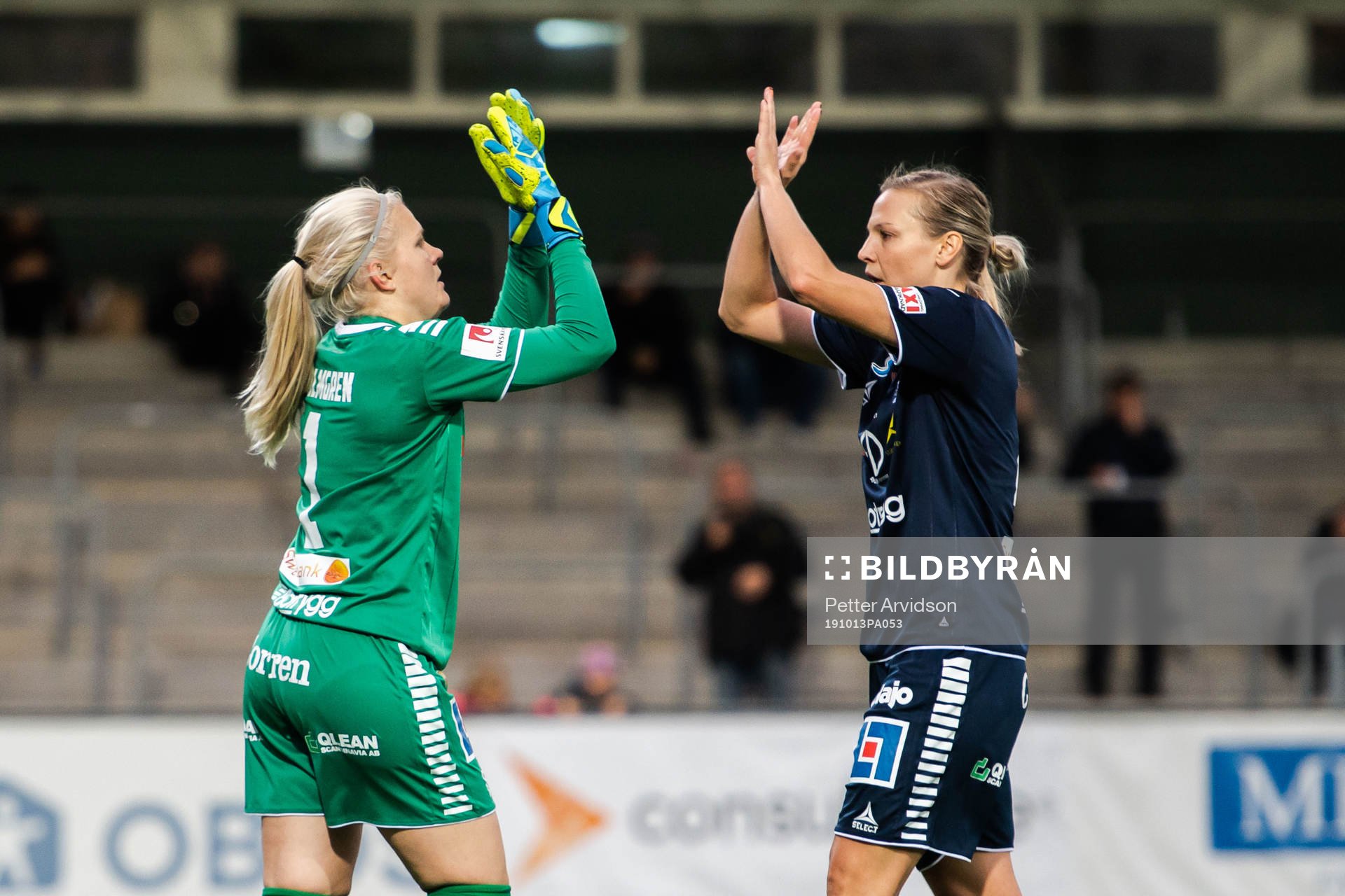Linköpings målvakt Emma Holmgren jublar med Lisa Hurtig