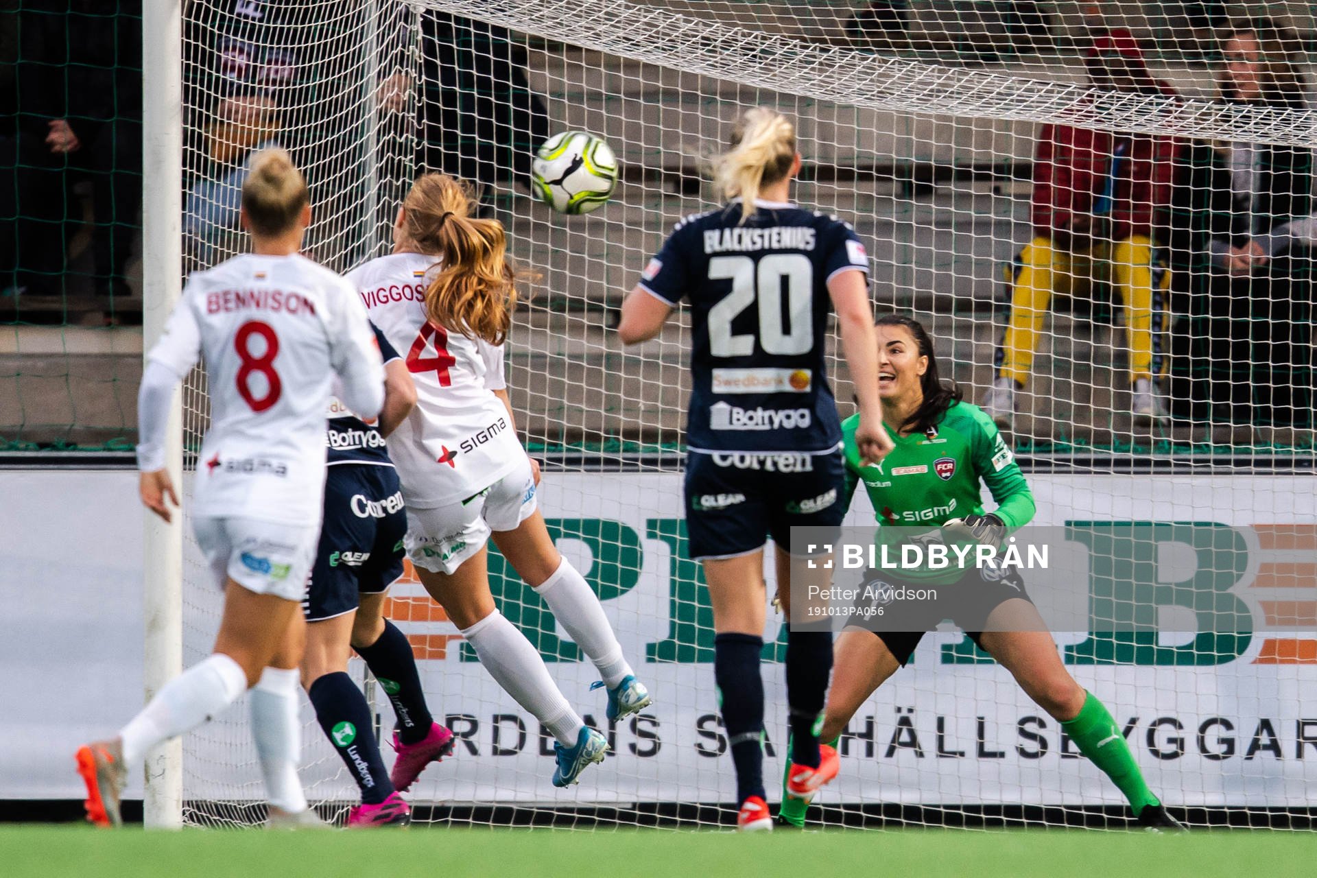 Linköpings Mimmi Larsson gör 0-1 i kamp med Rosengårds målvakt Zecira Musovic under fotbollsmatchen i Damallsvenskan mellan Rosengård och Linköping den 13 oktober 2019 i Malmö.