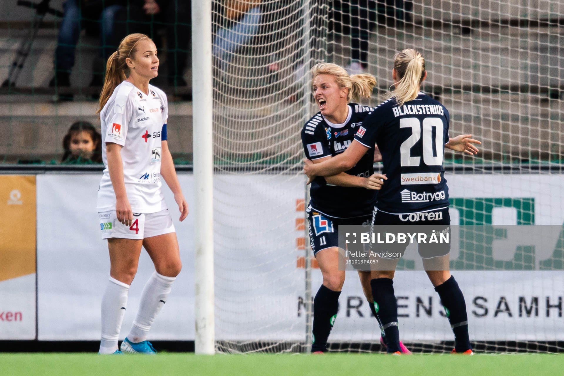 Linköpings Mimmi Larsson och Stina Blackstenius jublar