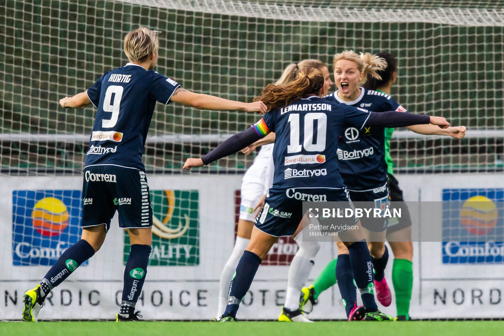 Linköpings Mimmi Larsson jublar med lagkamrater