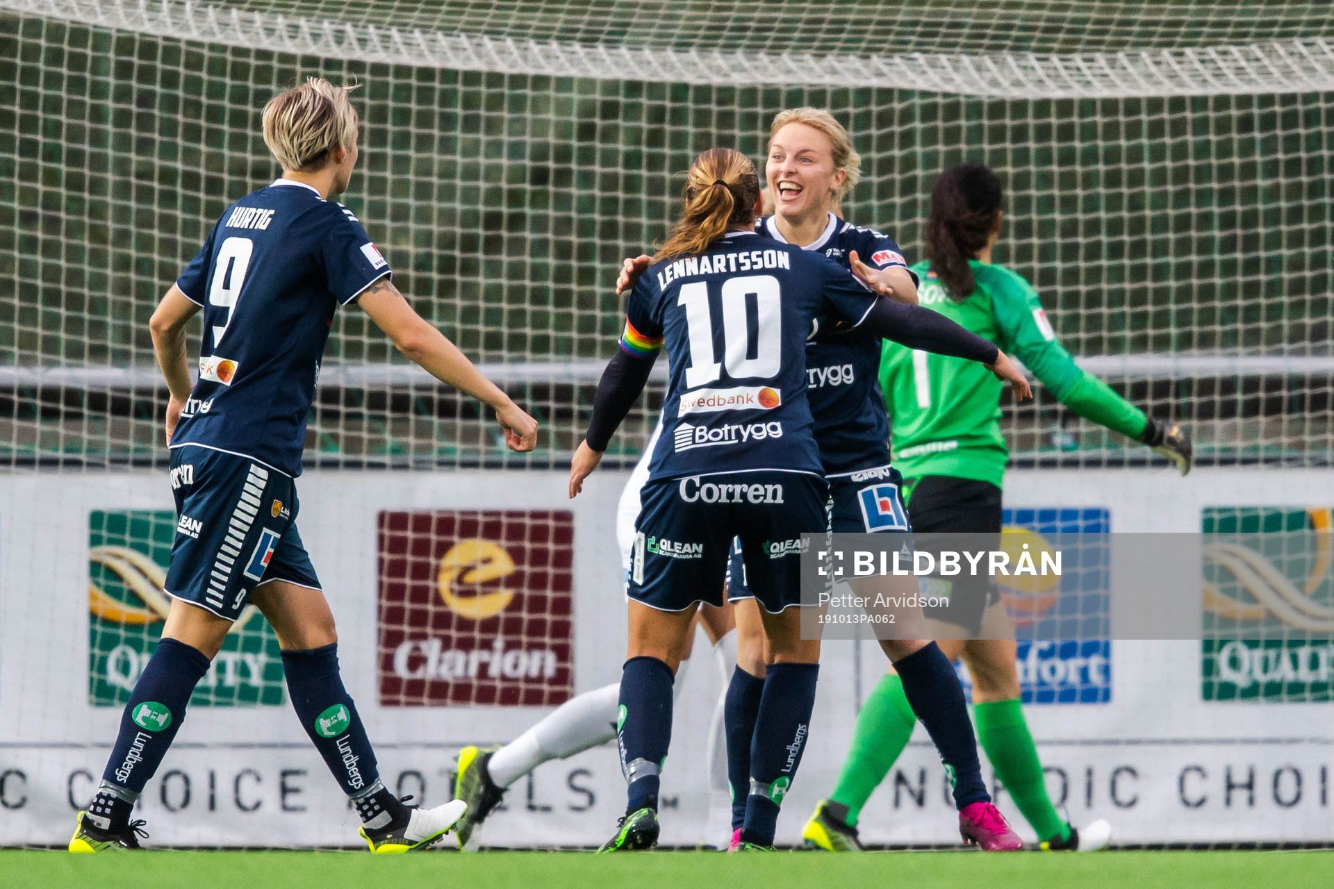 Linköpings Mimmi Larsson jublar med Emma Lennartsson