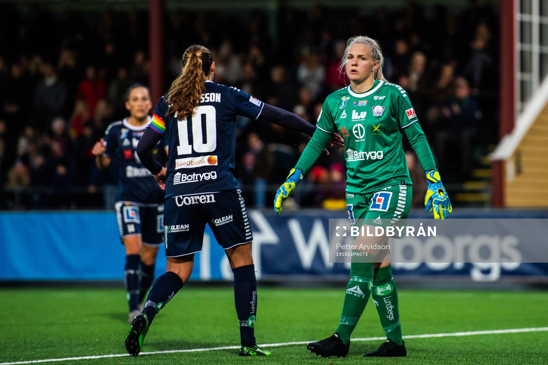 Linköpings Emma Lennartsson jublar med målvakt Emma