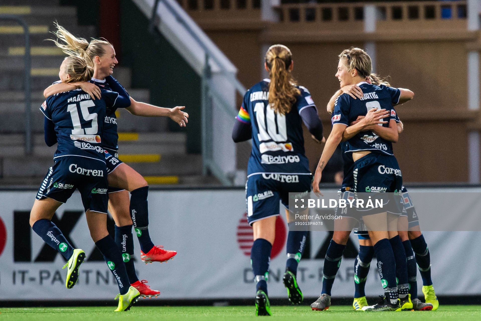 Linköpings Lina Hurtig jublar med Stina Blackstenius och