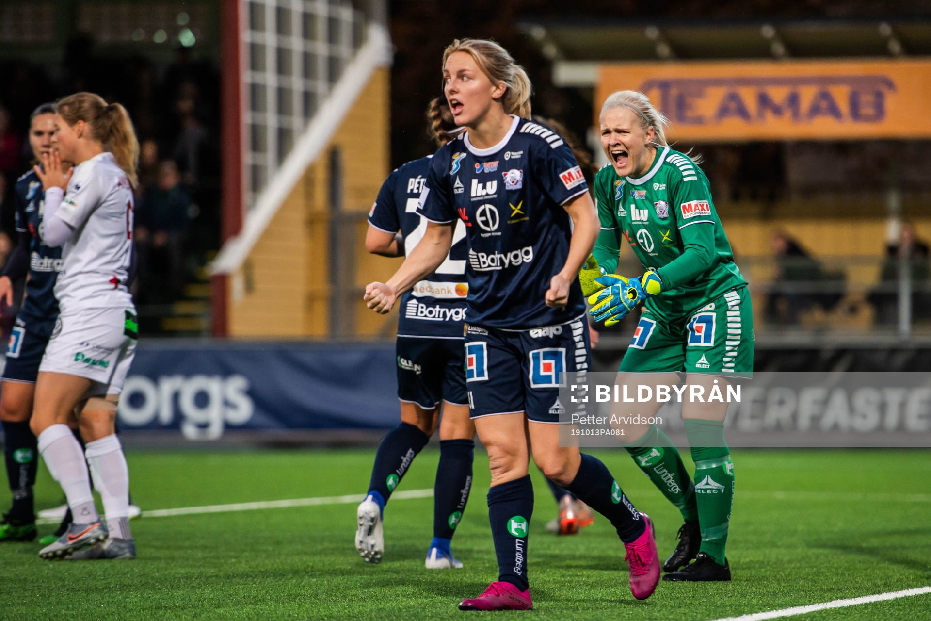 Linköpings målvakt Emma Holmgren jublar