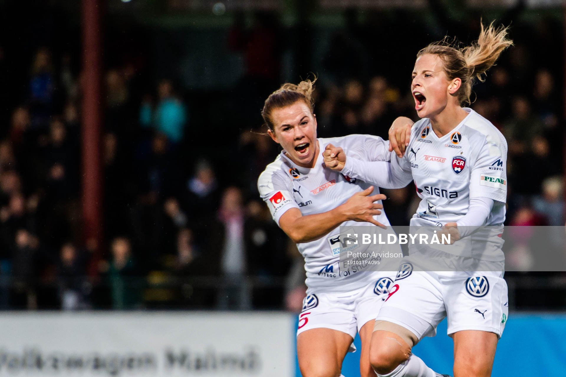 Rosengårds Jessica Samuelsson och Anna Anvegård jublar