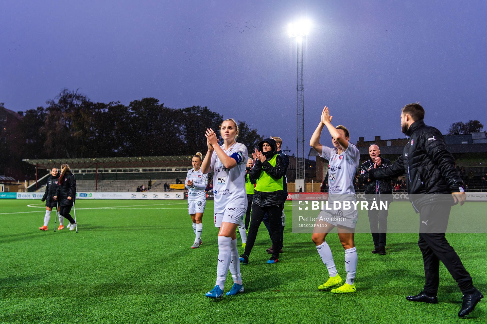 Rosengårds Glodis Perla Viggosdottir tackar publiken