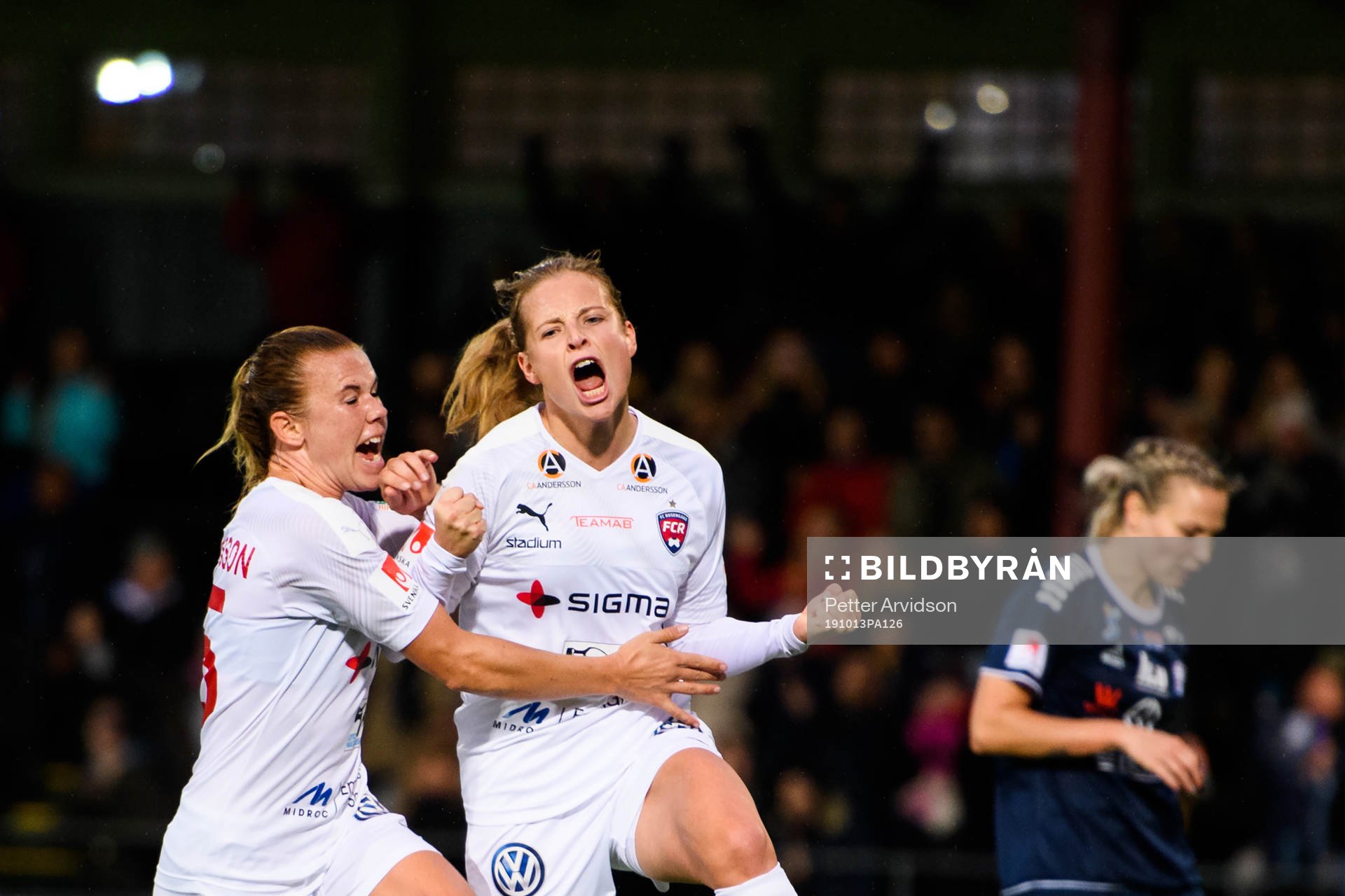 Rosengårds Jessica Samuelsson jublar med Anna Anvegård som gjort 3-3 målet under fotbollsmatchen i Damallsvenskan mellan Rosengård och Linköping den 13 oktober 2019 i Malmö.