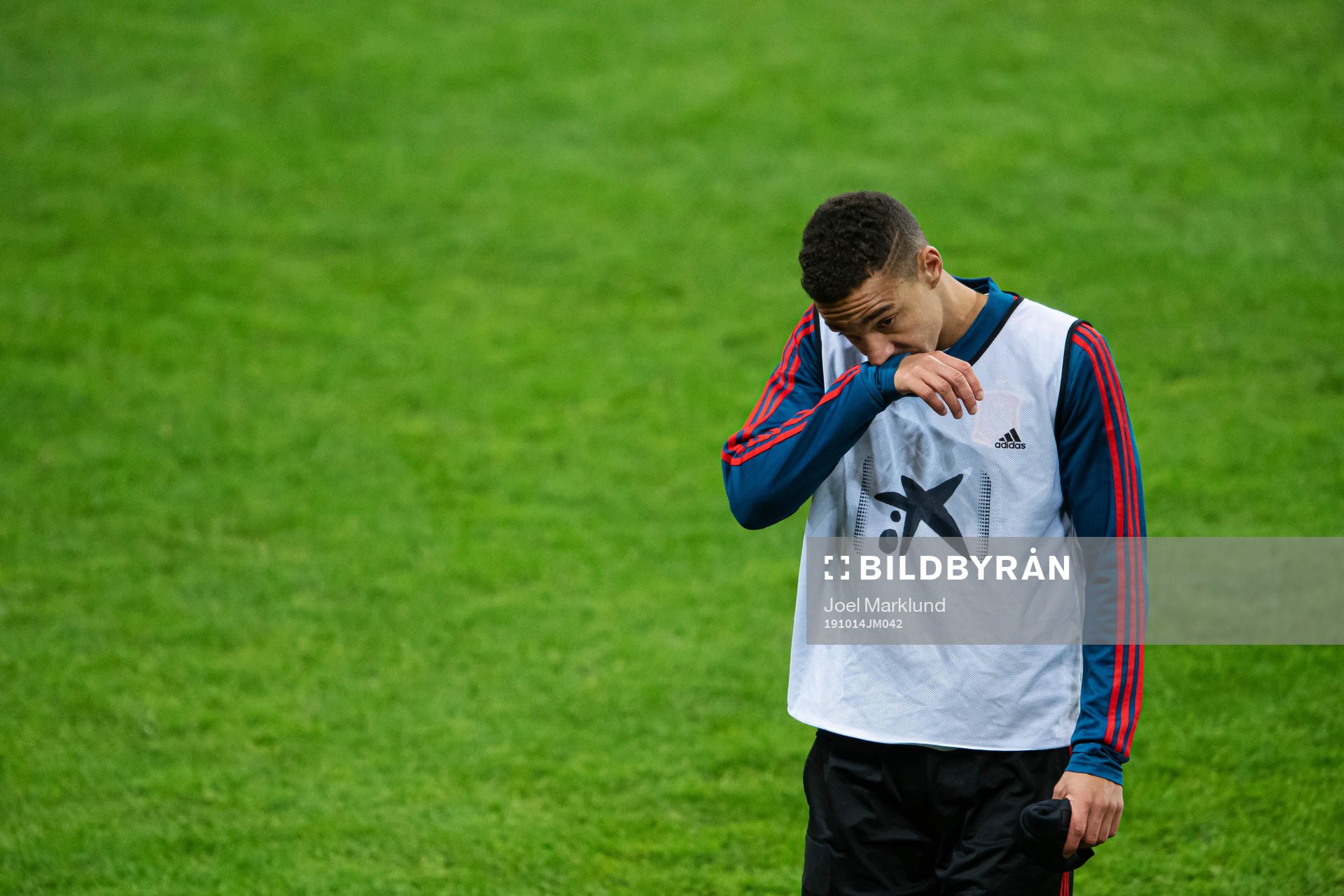 Rodrigo Moreno of the Spanish national football team leaves the field injured during a training session on October 14, 2019 in Stockholm.