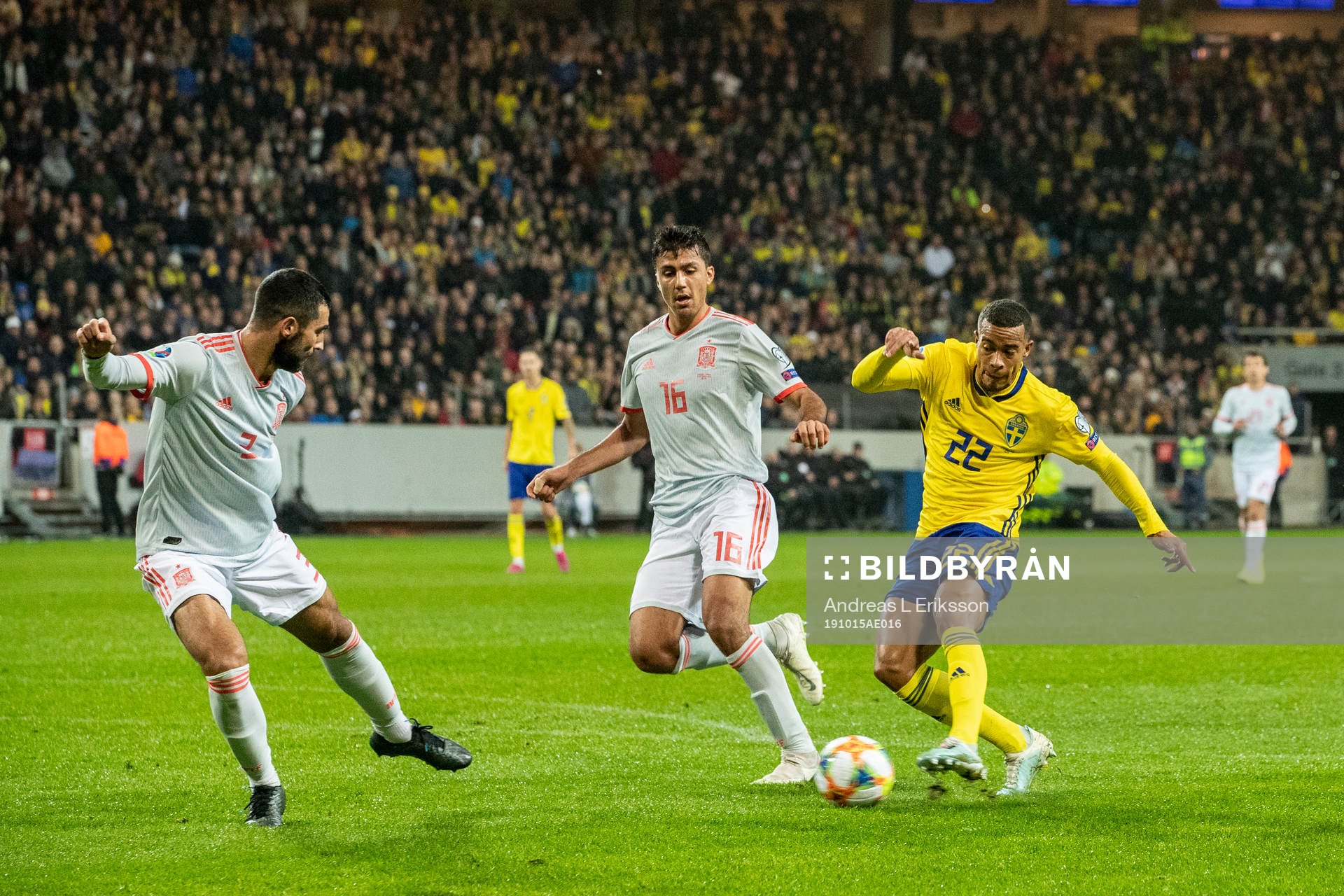Robin Quaison of Sweden against Raul Albiol and Rodri of