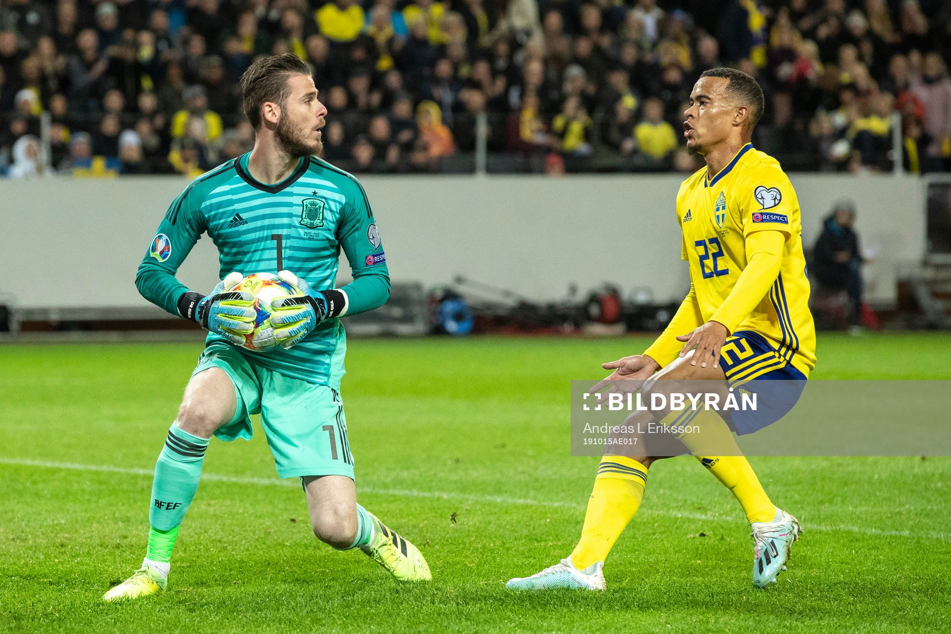 goalkeeper David de Gea of Spain and Robin Quaison of Sweden
