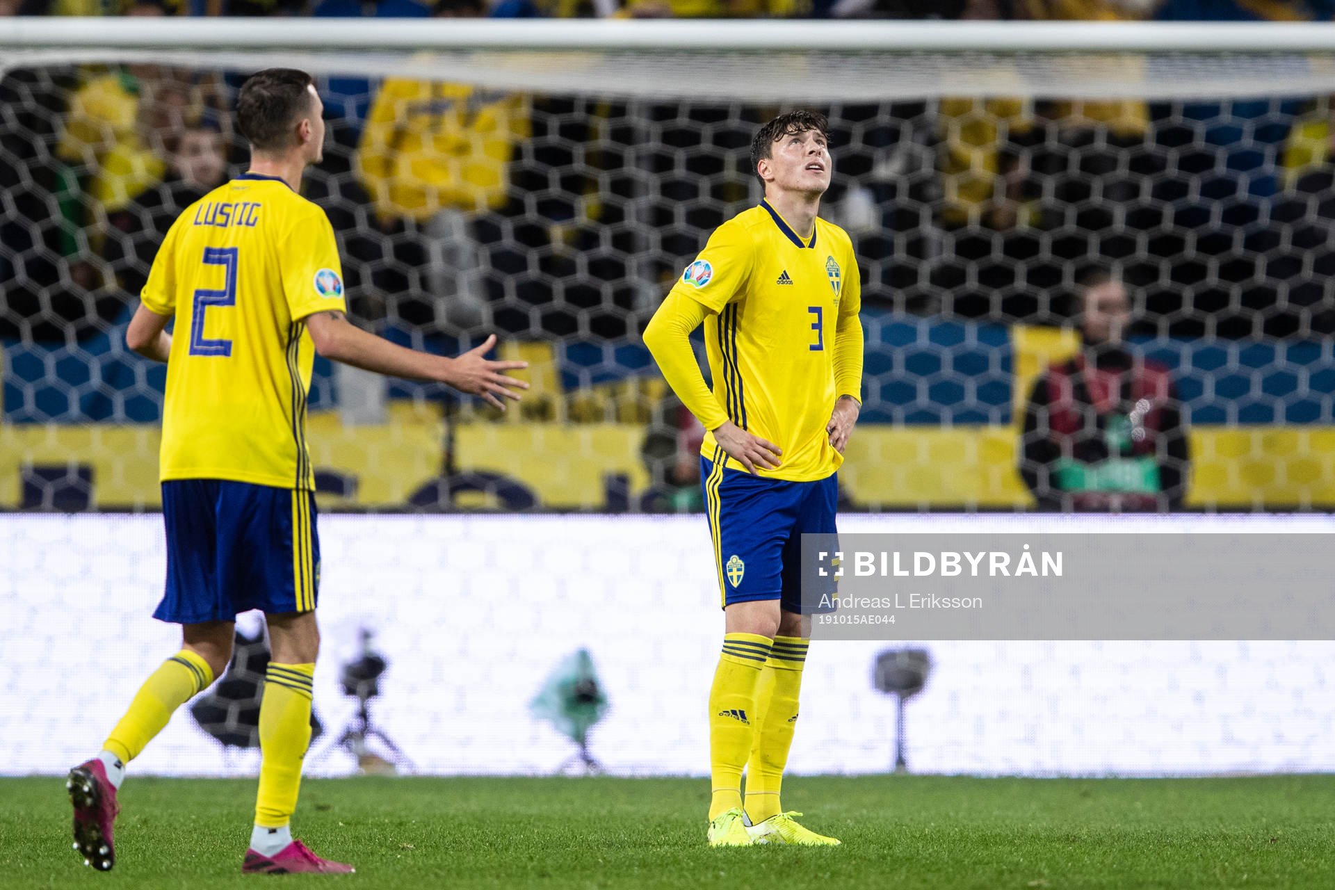 Mikael Lustig and Victor Nilsson Lindelöf looks dejected