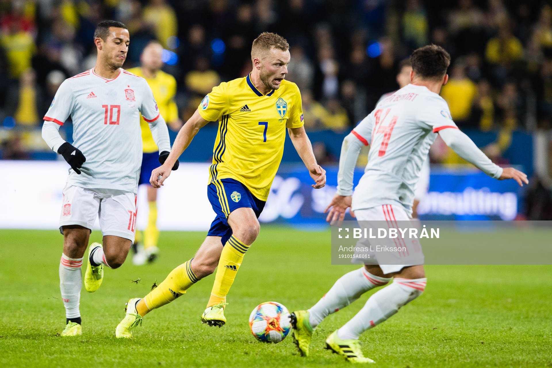 Sebastian Larsson of Sweden against Thiago Alcantara and