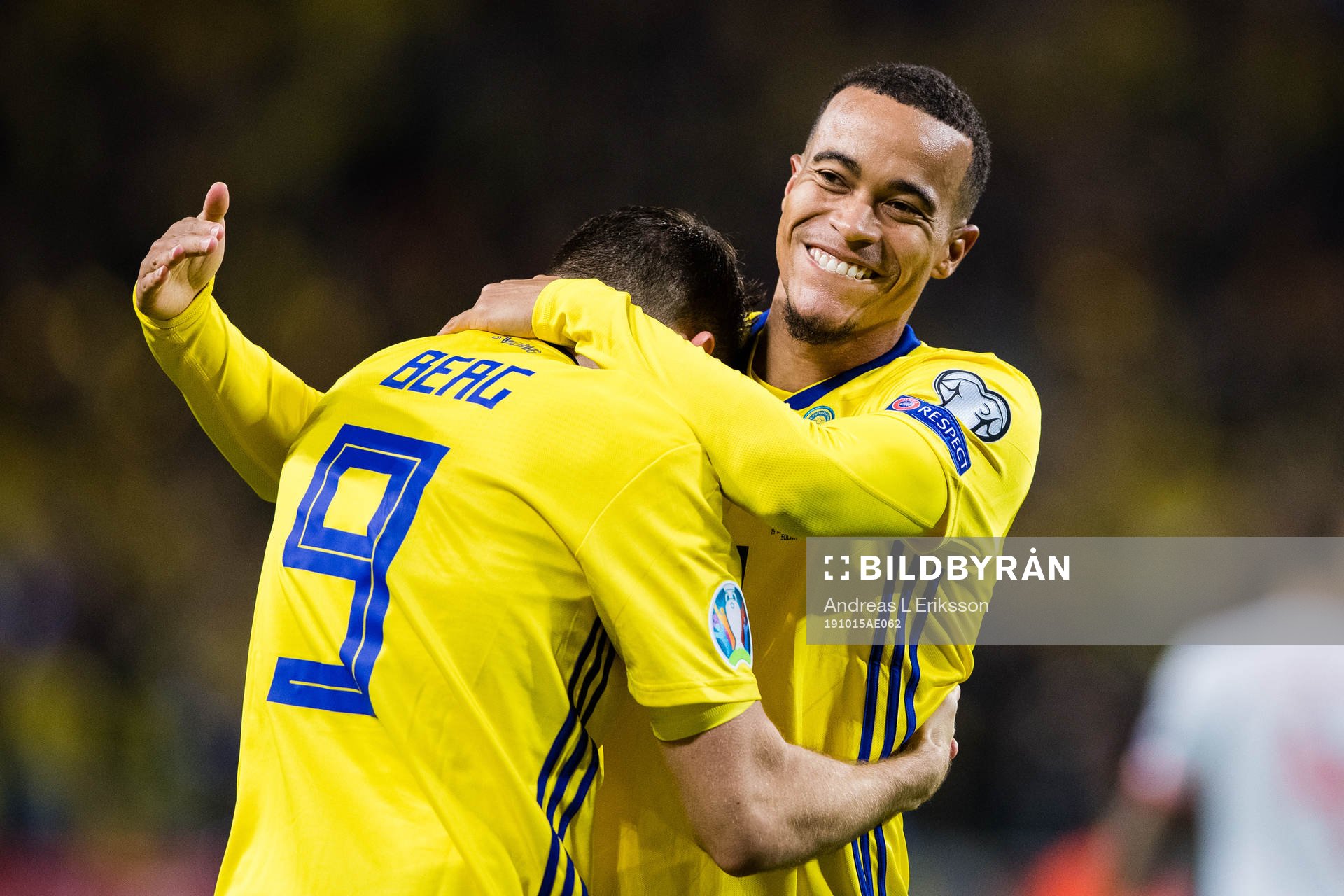 Marcus Berg and Robin Quaison of Sweden celebrates 1-0