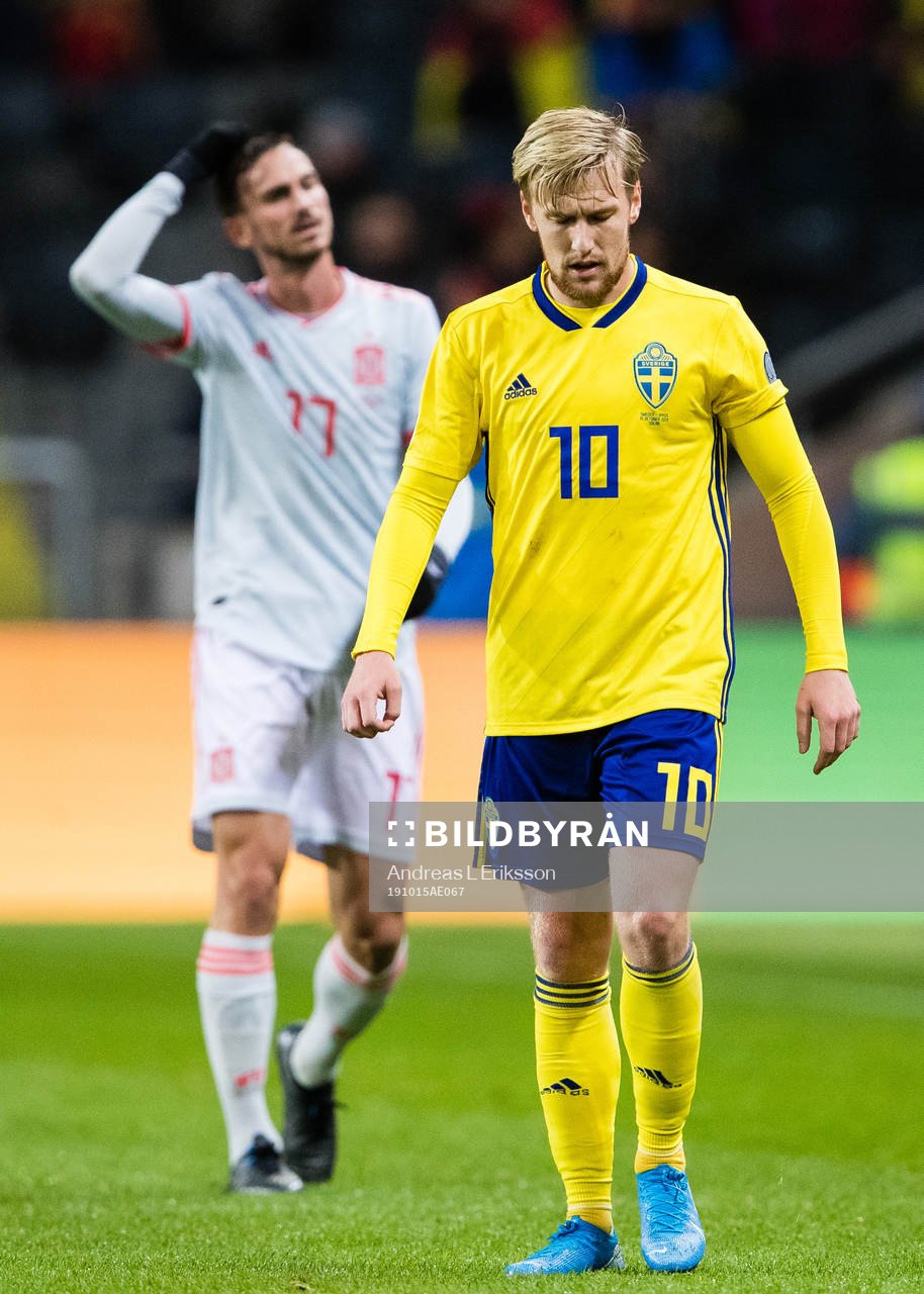 Fabian Ruiz of Spain and Emil Forsberg of Sweden