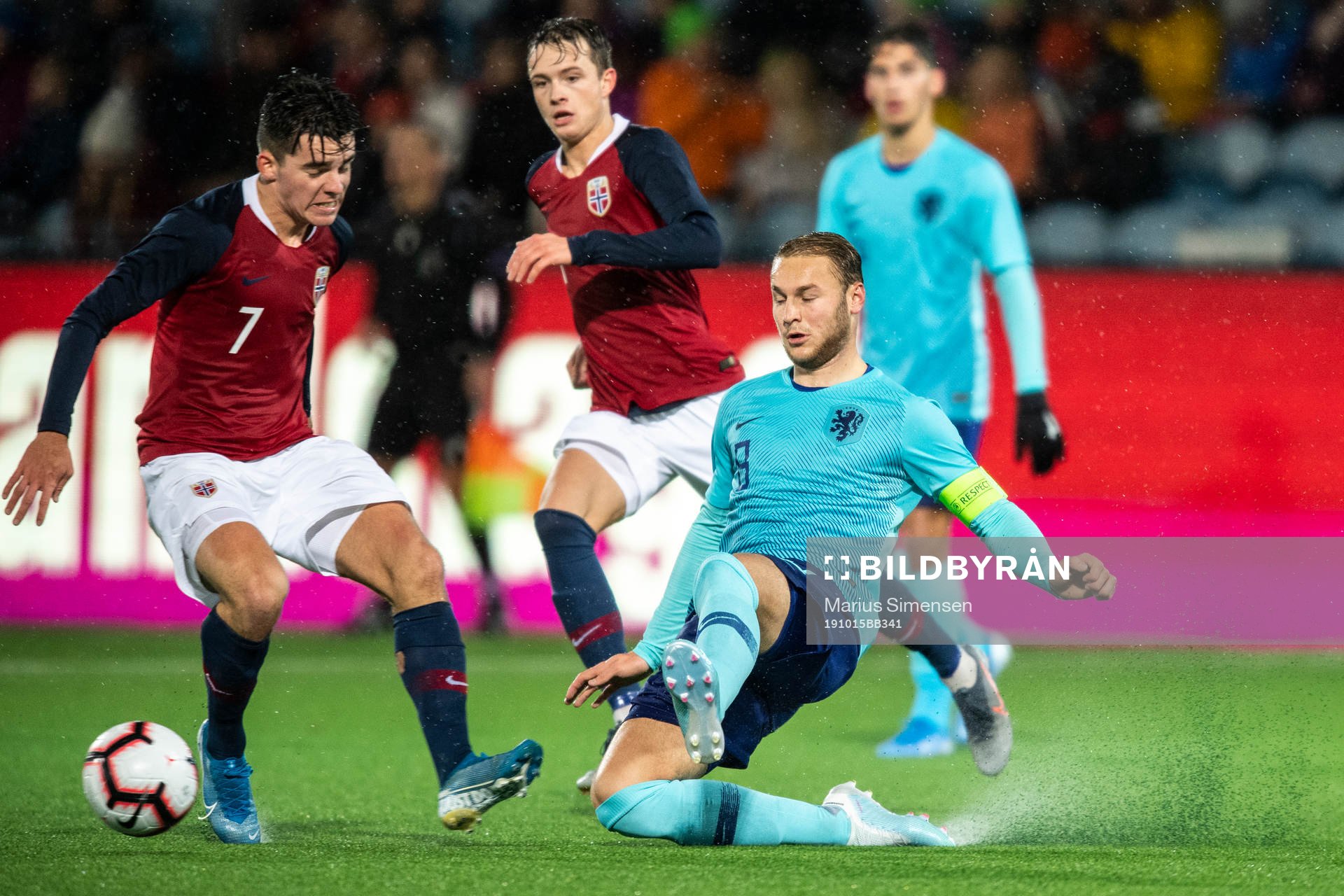 Hugo Vetlesen of Norway and Teun Koopmeiners of Netherlands