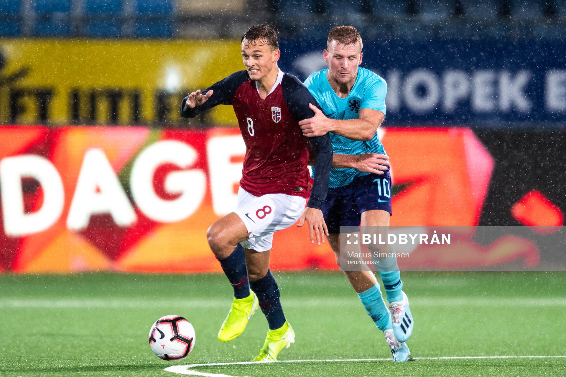 Emil Bohinen of Norway and Dani De Wit of Netherlands during the UEFA European Under-21 Qualifier football match between Norway and Netherlands on October 15, 2019 in Drammen.