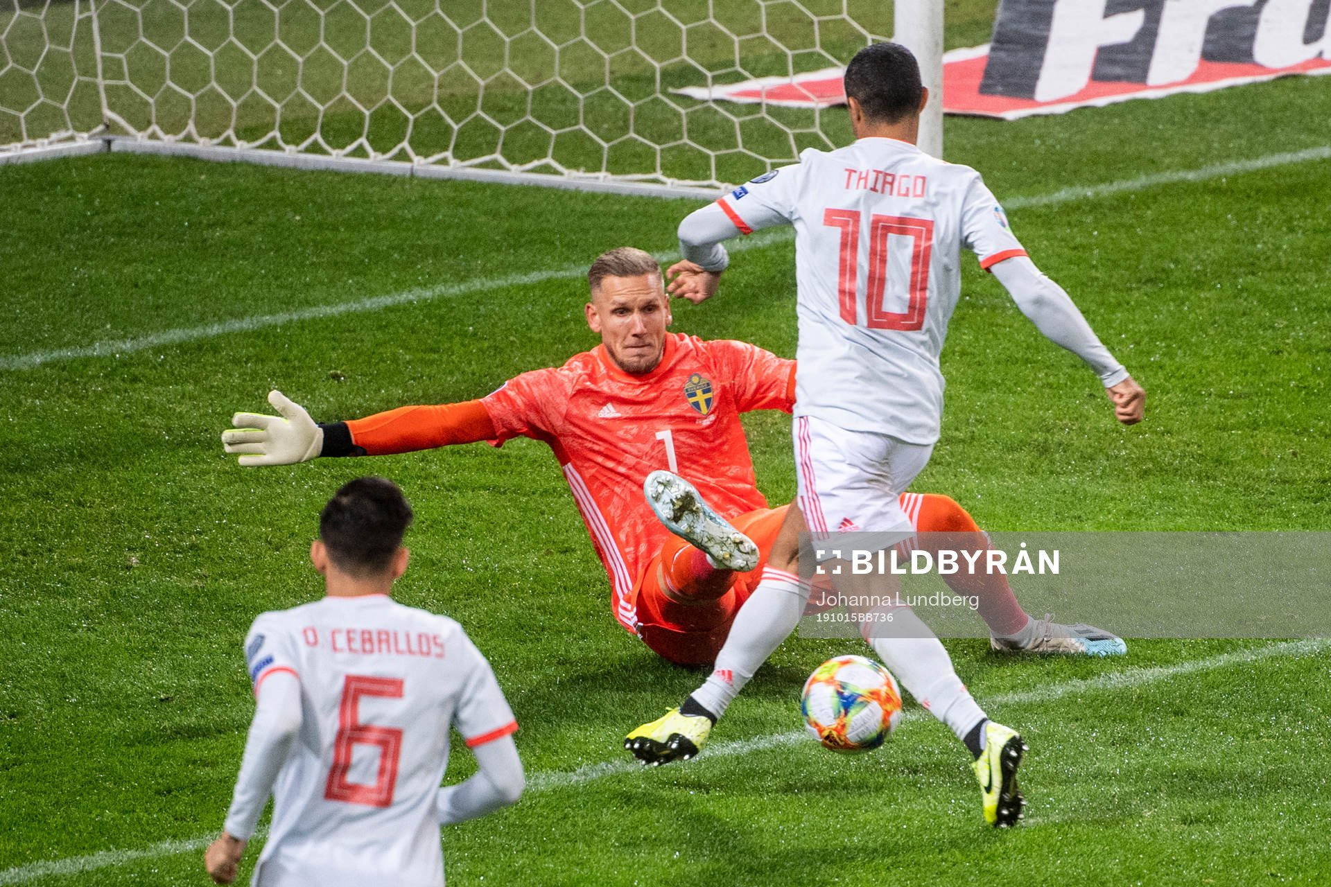 goalkeeper Robin Olsen of Sweden and Thiago Alcantara of