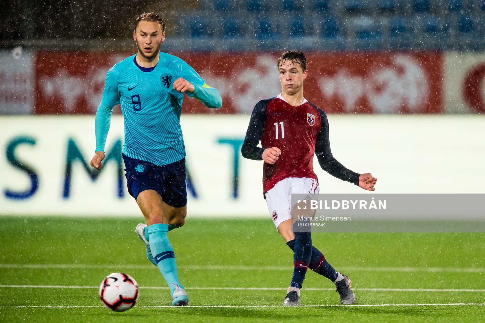 Myron Boadu of Netherlands and Håkon Evjen of Norway during the UEFA European Under-21 Qualifier football match between Norway and Netherlands on October 15, 2019 in Drammen.