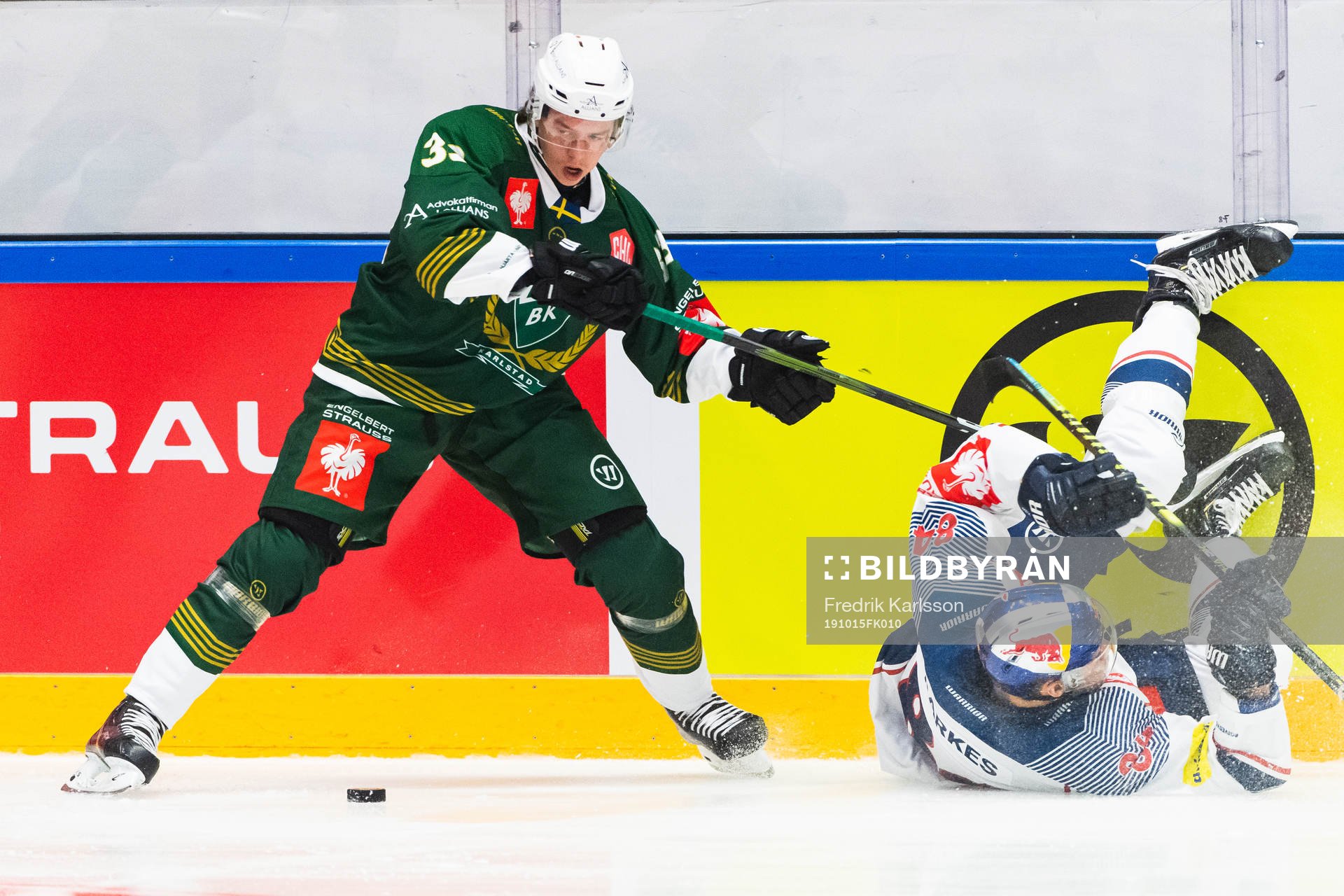 Albert Johansson of Färjestad and Trevor Parkes of Red