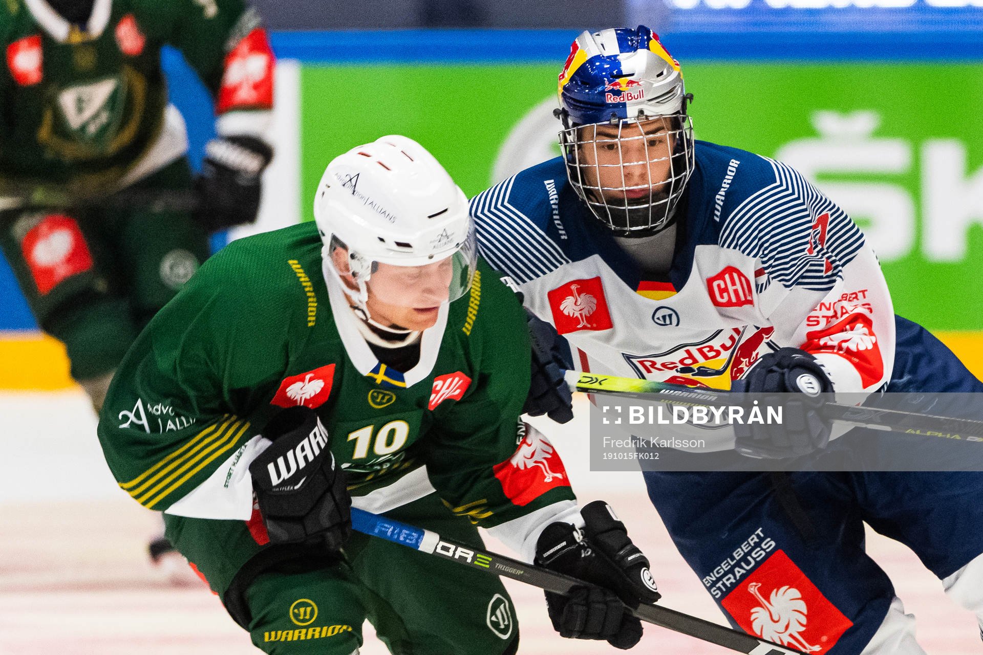 Marcus Nilsson of Färjestad and John Jason Peterka of Red
