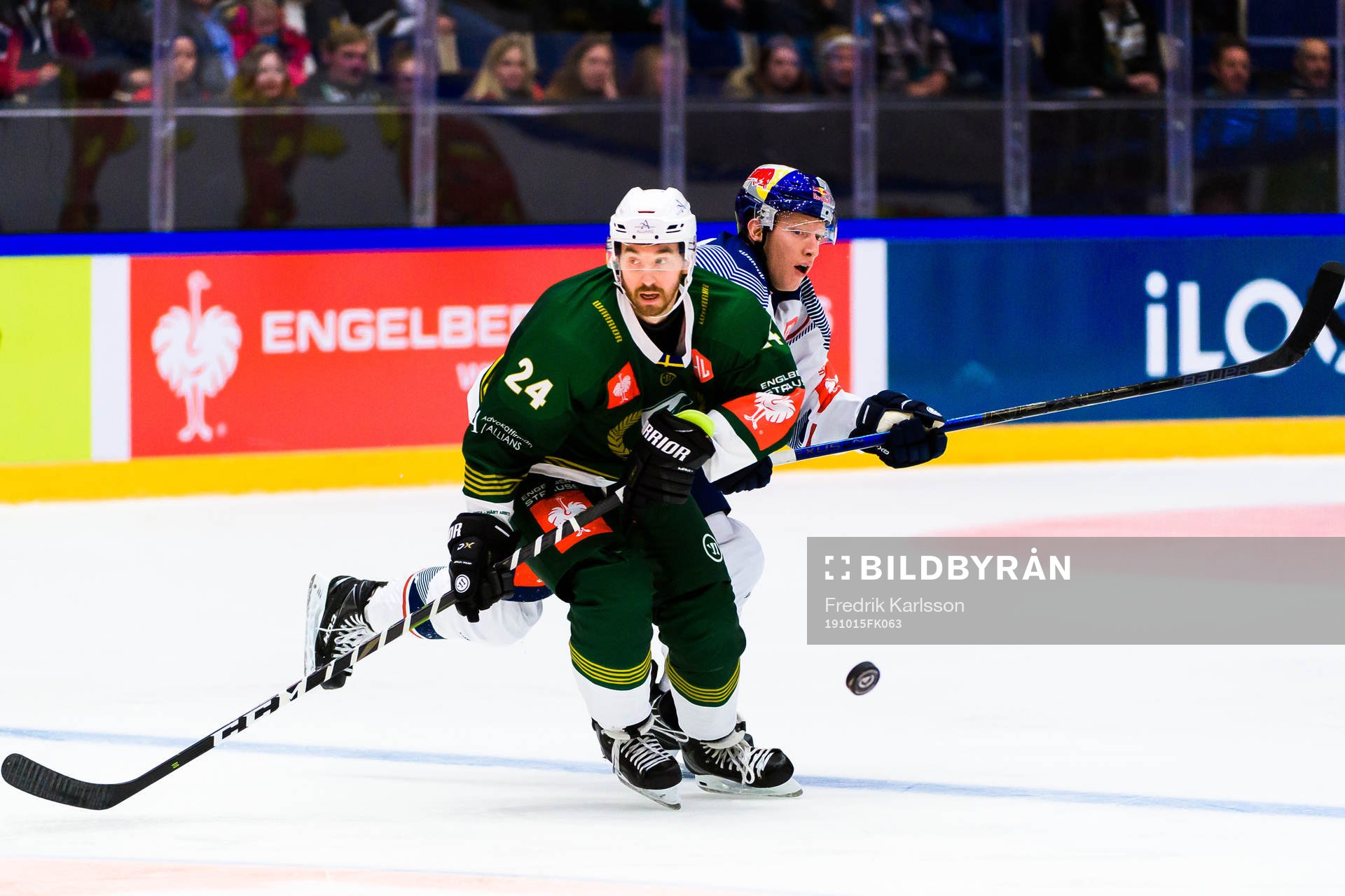 Jonathon Blum of Färjestad and Mark Voakes of Red Bull