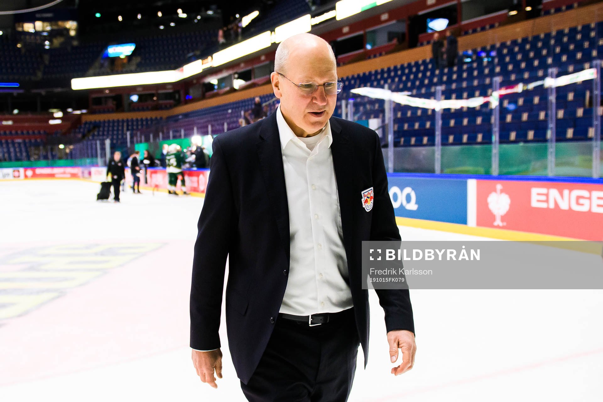 Head Coach Don Jackson of Red Bull Munich looks dejected
