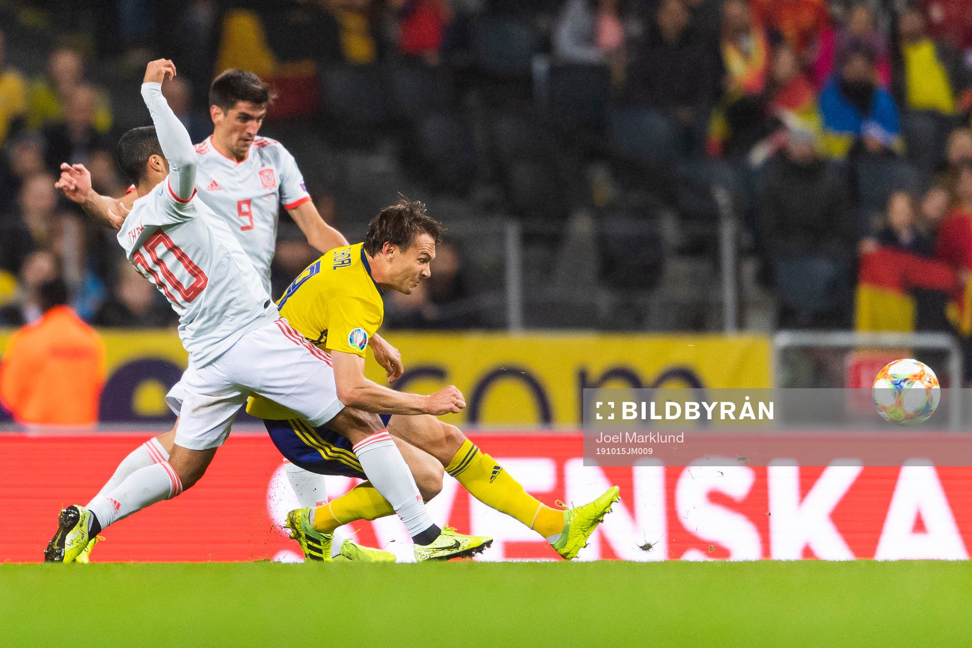 Thiago Alcantara and Gerard Moreno compete for the ball