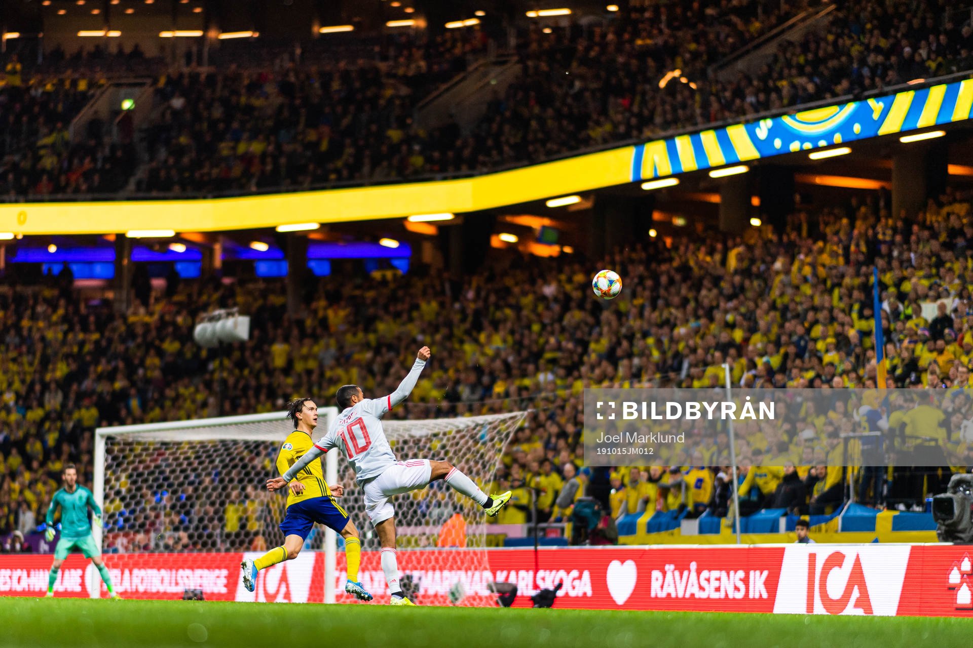 Kristoffer Olsson of Sweden and Thiago Alcantara of Spain