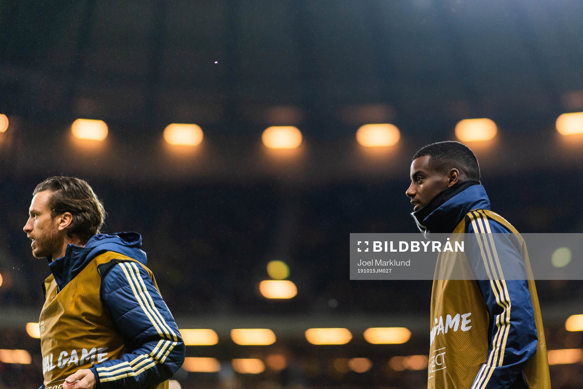 Gustav Svensson and Alexander Isak warm up