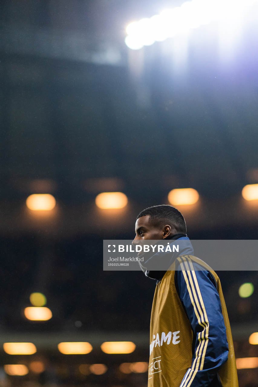 Alexander Isak warms up