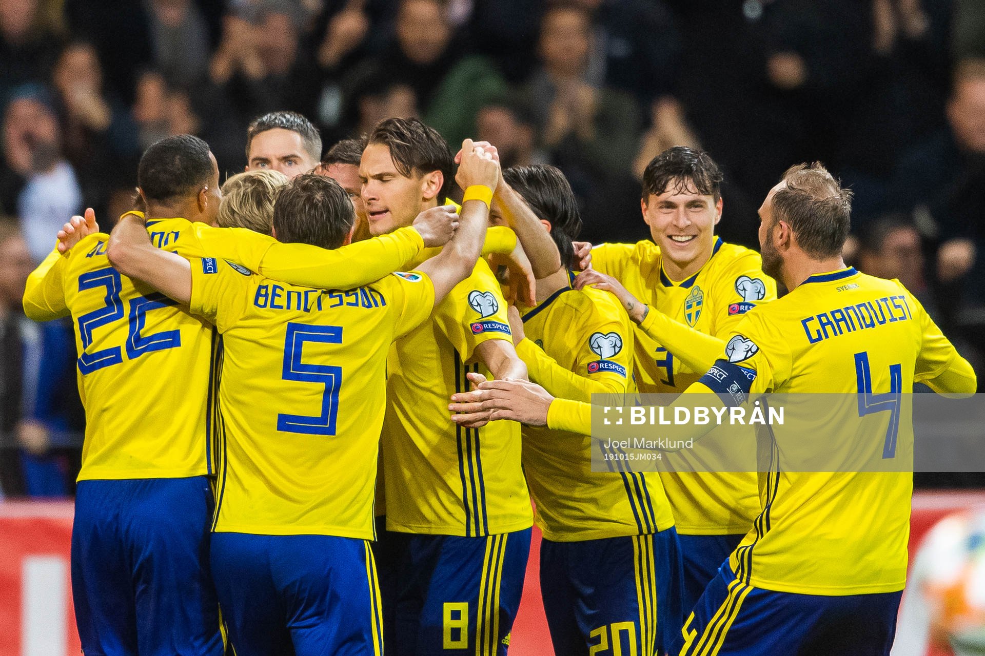 Robin Quaison, Pierre Bengtsson, Emil Forsberg, Mikael Lustig, Marcus Berg, Albin Ekdal, Kristoffer Olsson, Victor Nilsson Lindelöf and Andreas Granqvist of Sweden celebrate after Berg scored 1-0 during the UEFA Euro Qualifier football match between Sweden and Spain on October 15, 2019 in Stockholm.