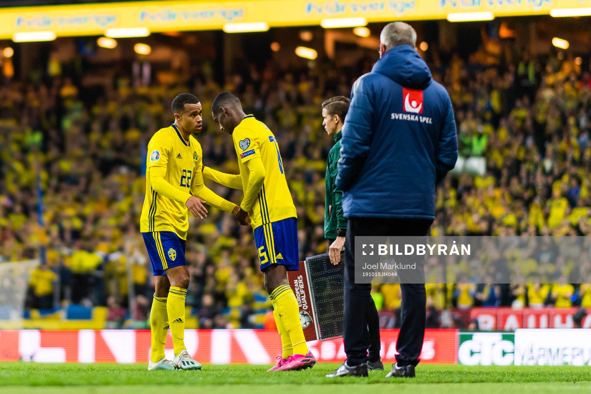 Robin Quaison is substituted for Alexander Isak of Sweden
