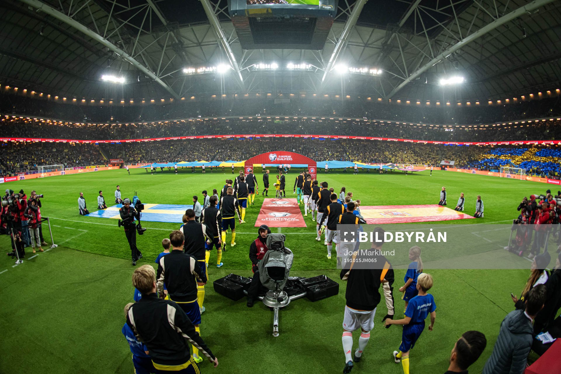 The players of Sweden and Spain walk in to the pitch