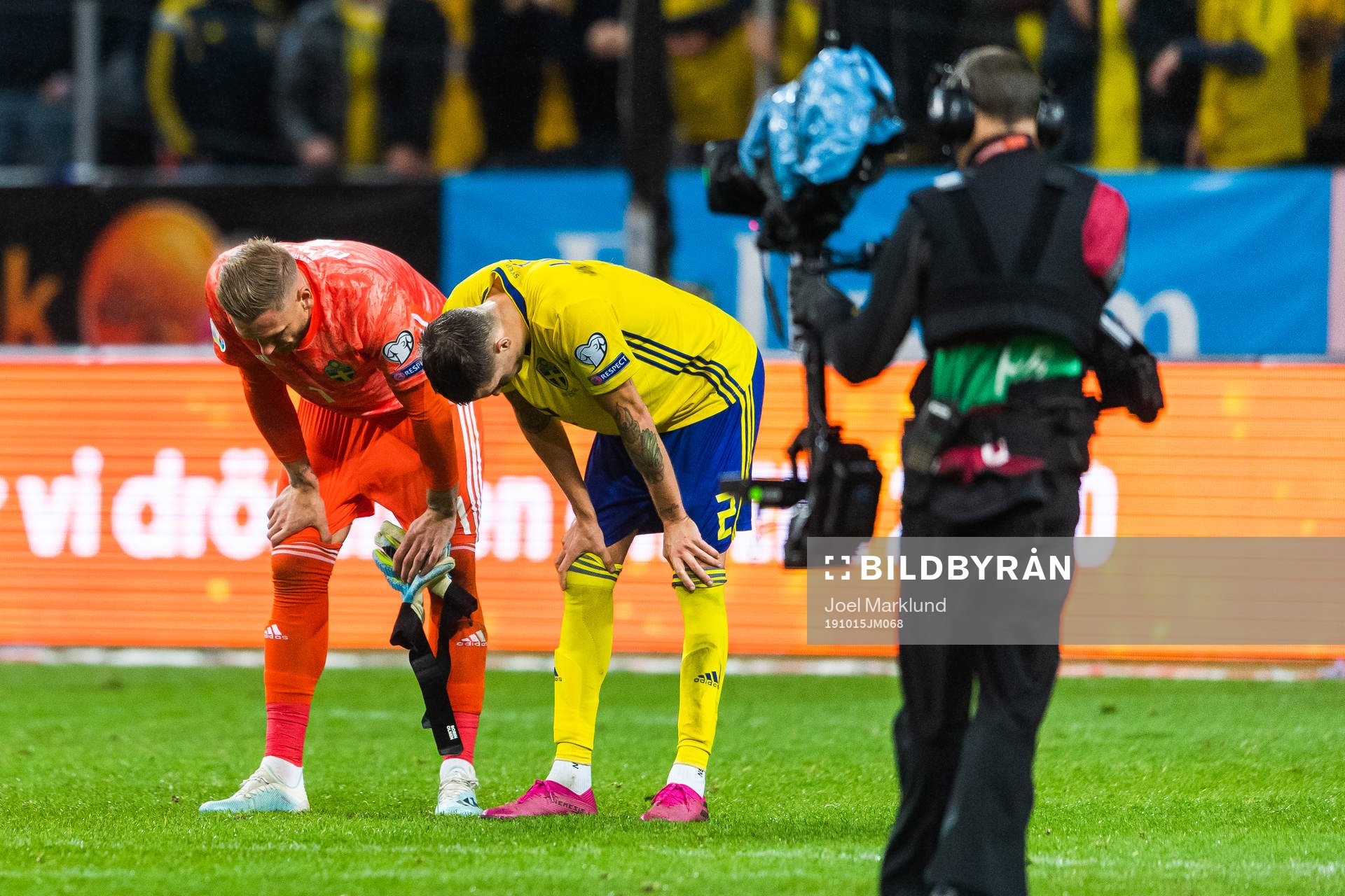 goalkeeper Robin Olsen and Mikael Lustig look dejected