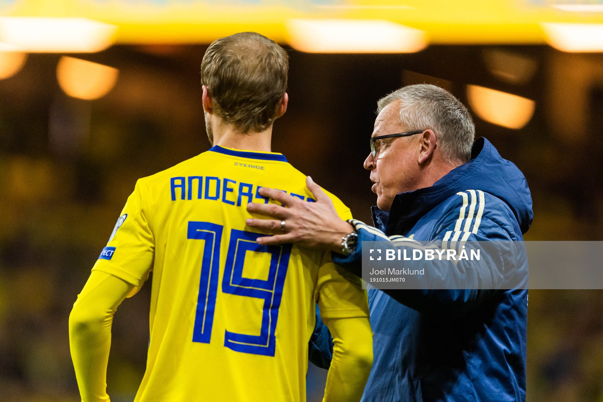 Sebastian Andersson receives instructions from Janne