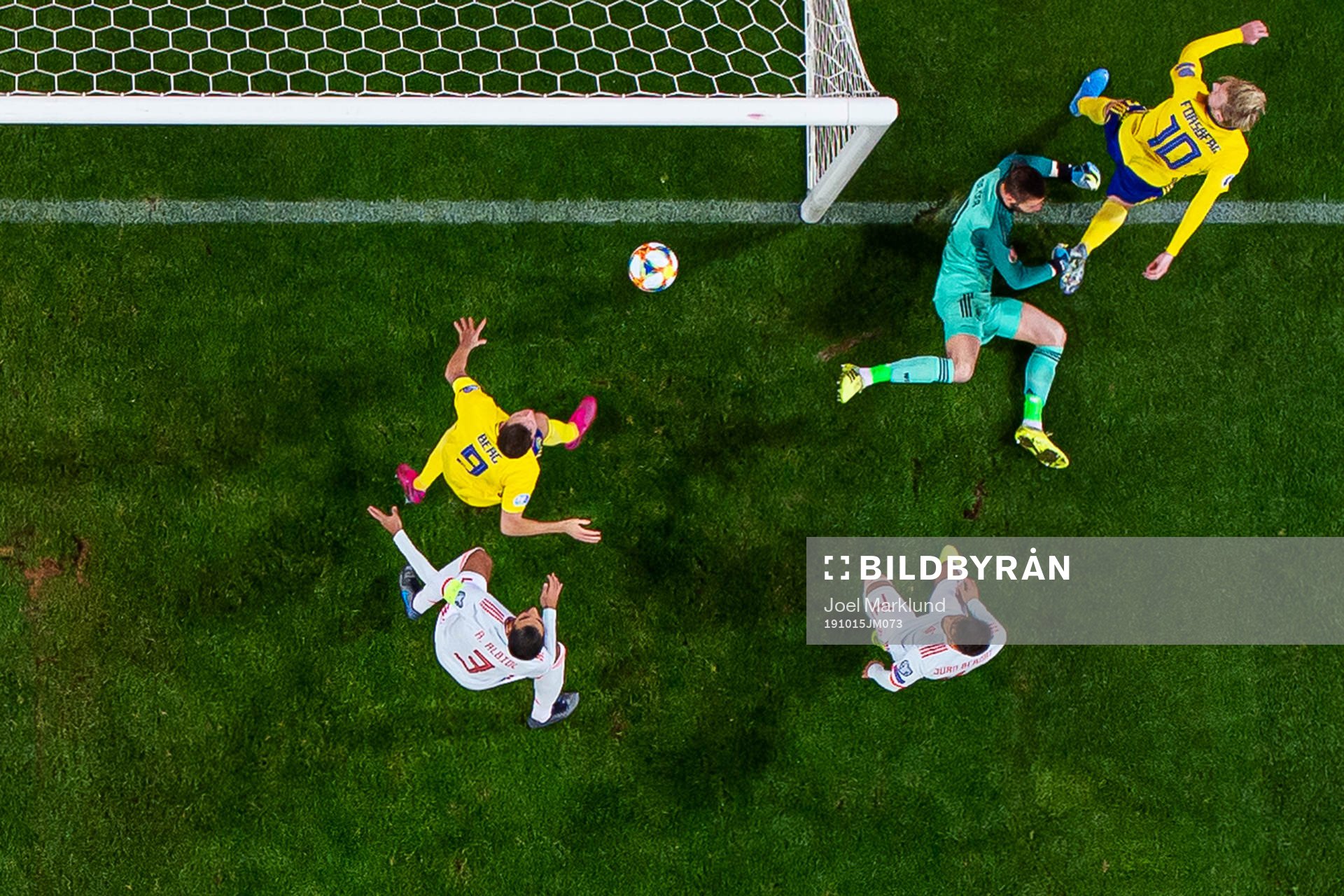 Marcus Berg of Sweden scores 1-0 behind goalkeeper David de