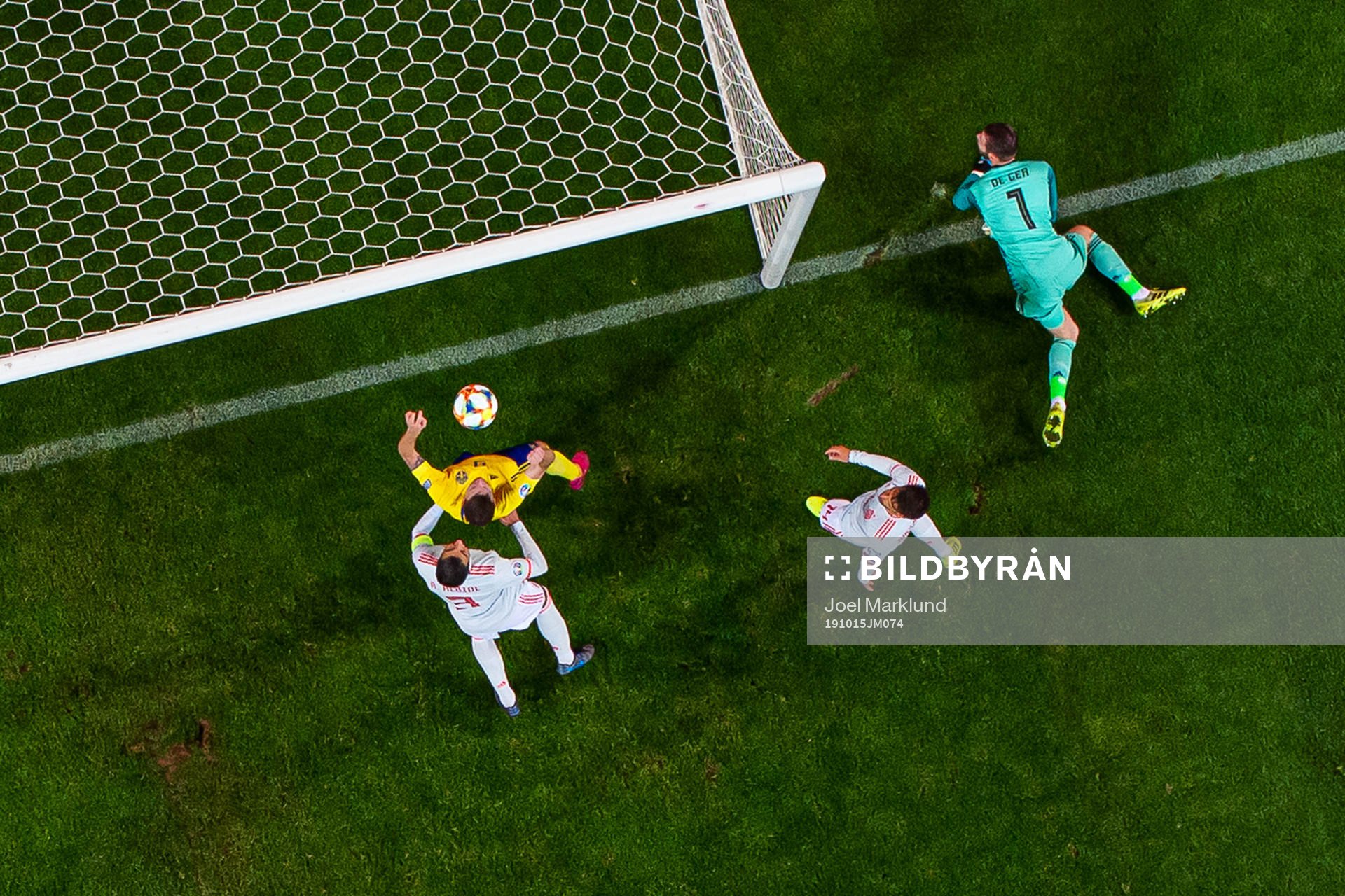 Marcus Berg of Sweden scores 1-0 behind goalkeeper David de