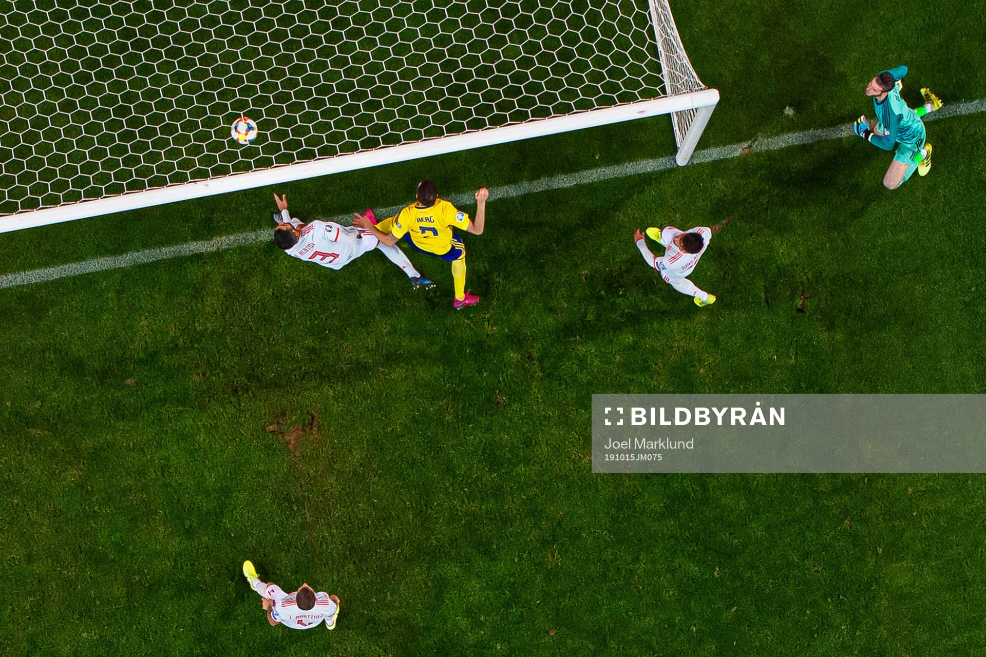 Marcus Berg of Sweden scores 1-0 behind goalkeeper David de