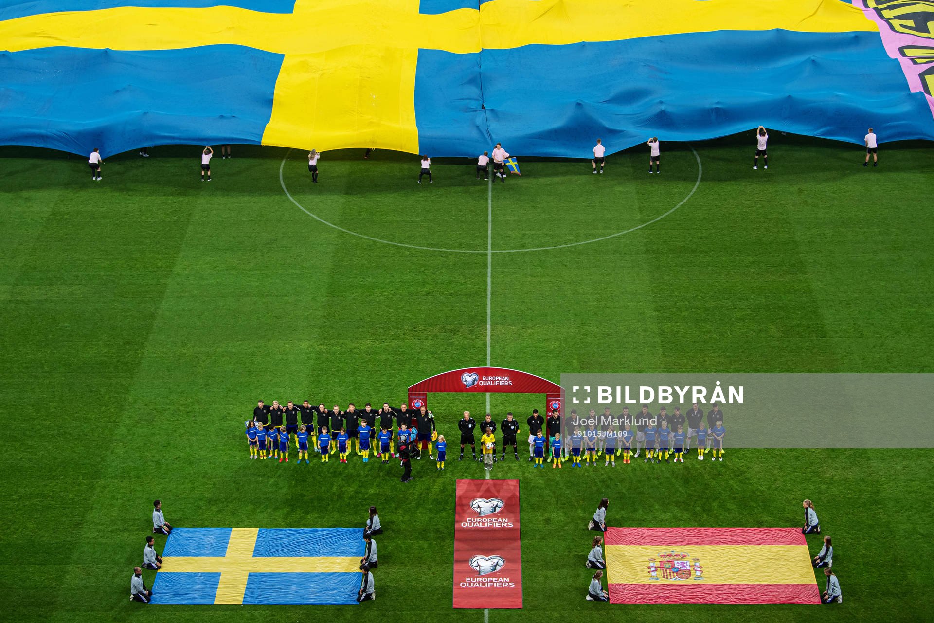 The players of Sweden and Spain are lined up
