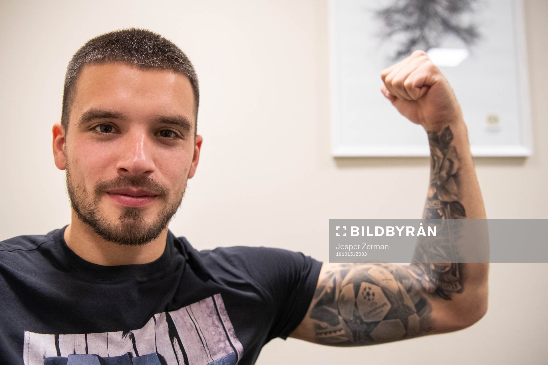 Vladimir Rodic visar upp sin Champions League tatuering