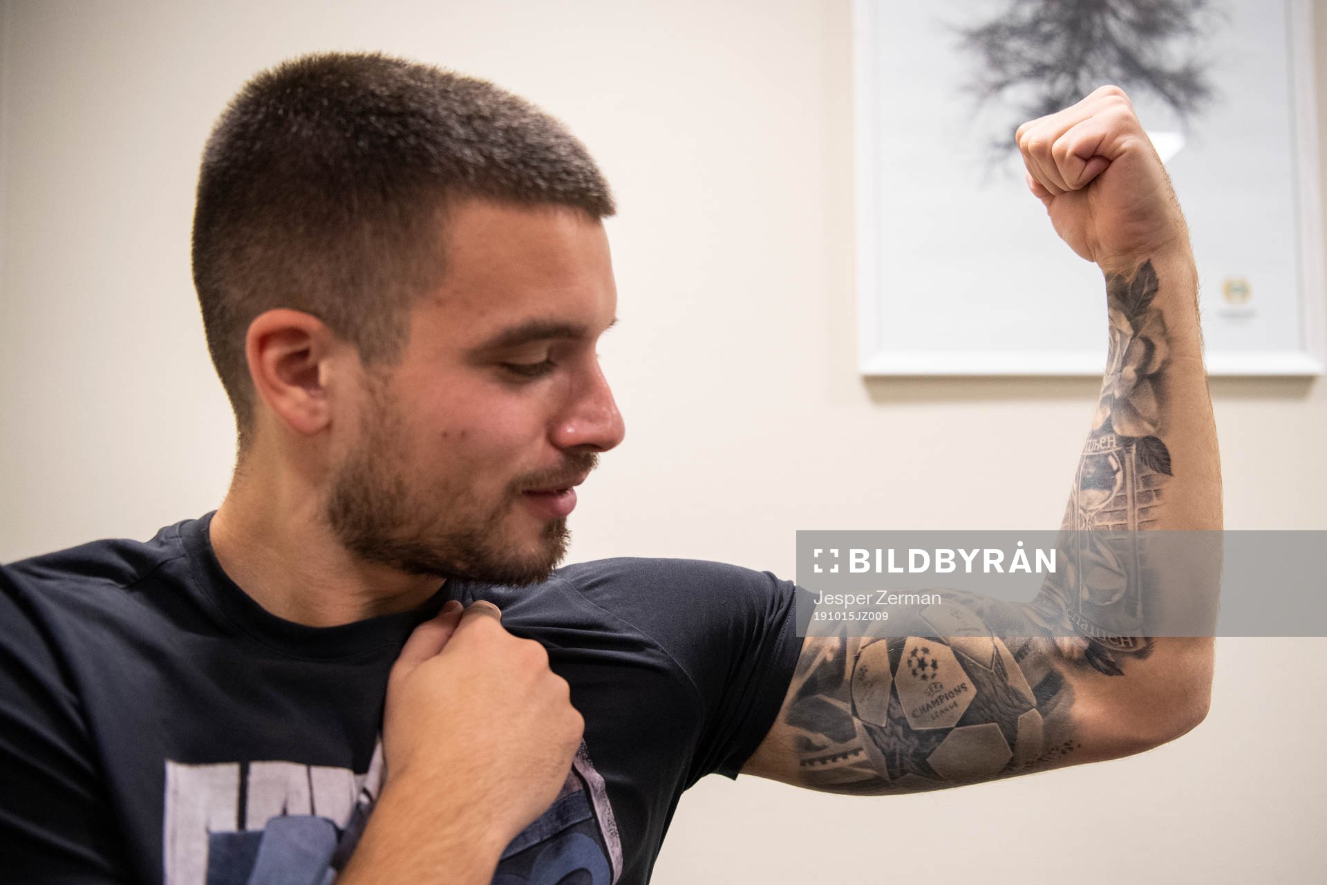 Vladimir Rodic visar upp sin Champions League tatuering