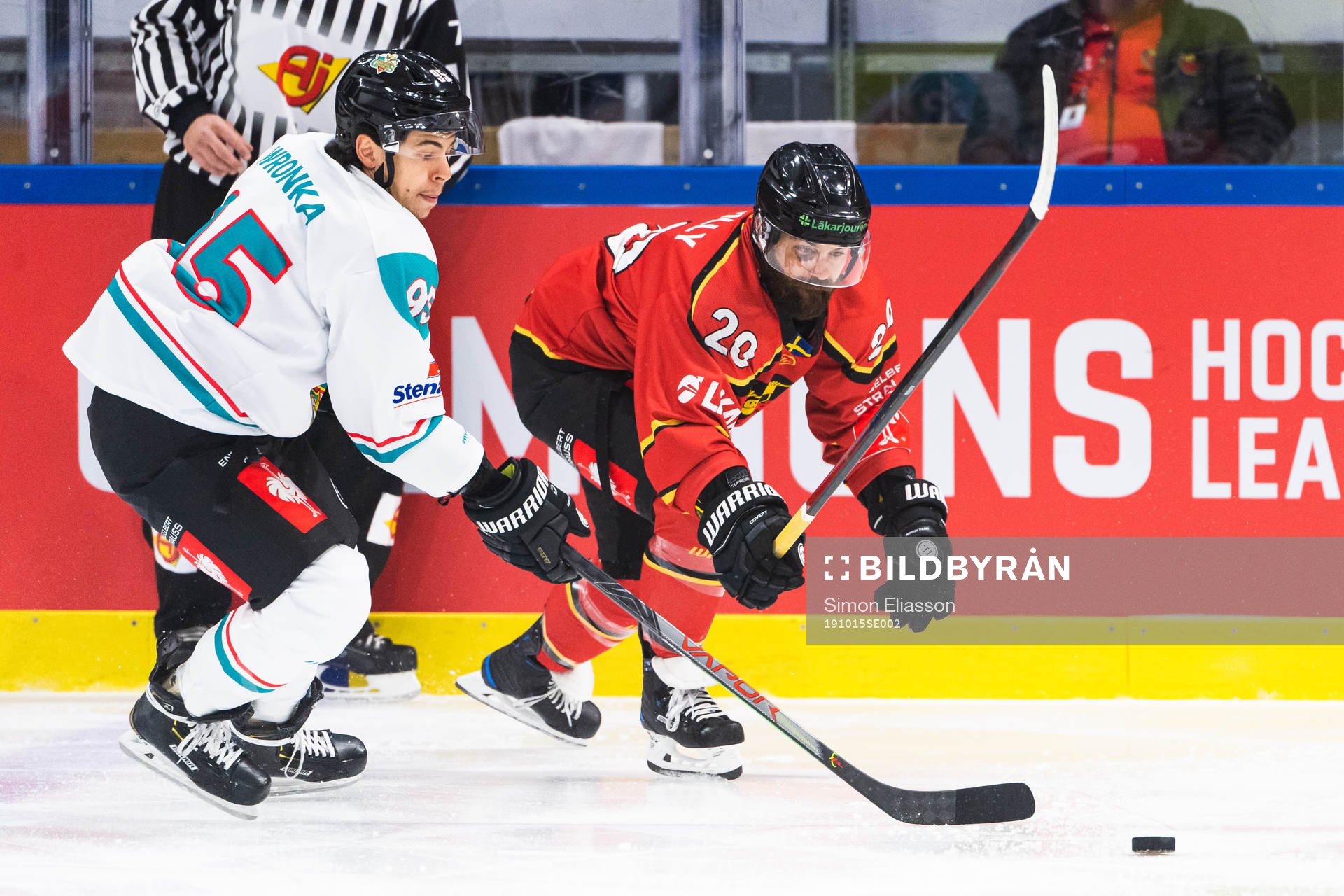 Patryk Wronka of Belfast and Jack Connolly of Luleå